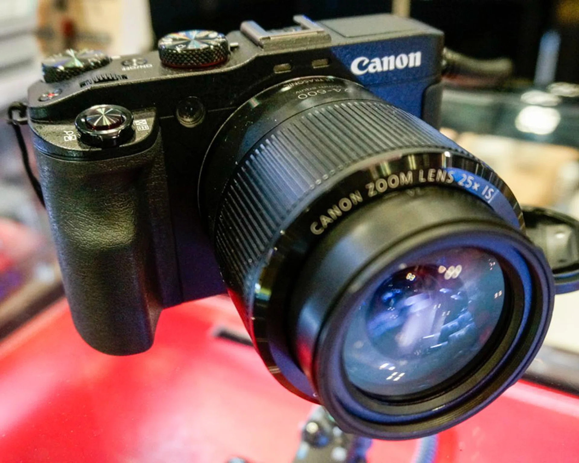 The PowerShot G3 X premium compact camera comes with a 20.2-Megapixel CMOS sensor, 25x optical zoom (24 – 600mm focal range) and DIGIC 6 image processor. It’s going for $1,199 with one free 16GB SD card, one free 64GB SD card, a PowerShot G3X case, and a 20 page HD Photo Book (worth $89). Also, register your warranty online, and you’ll get $100 worth of Manhattan Fish Market vouchers.