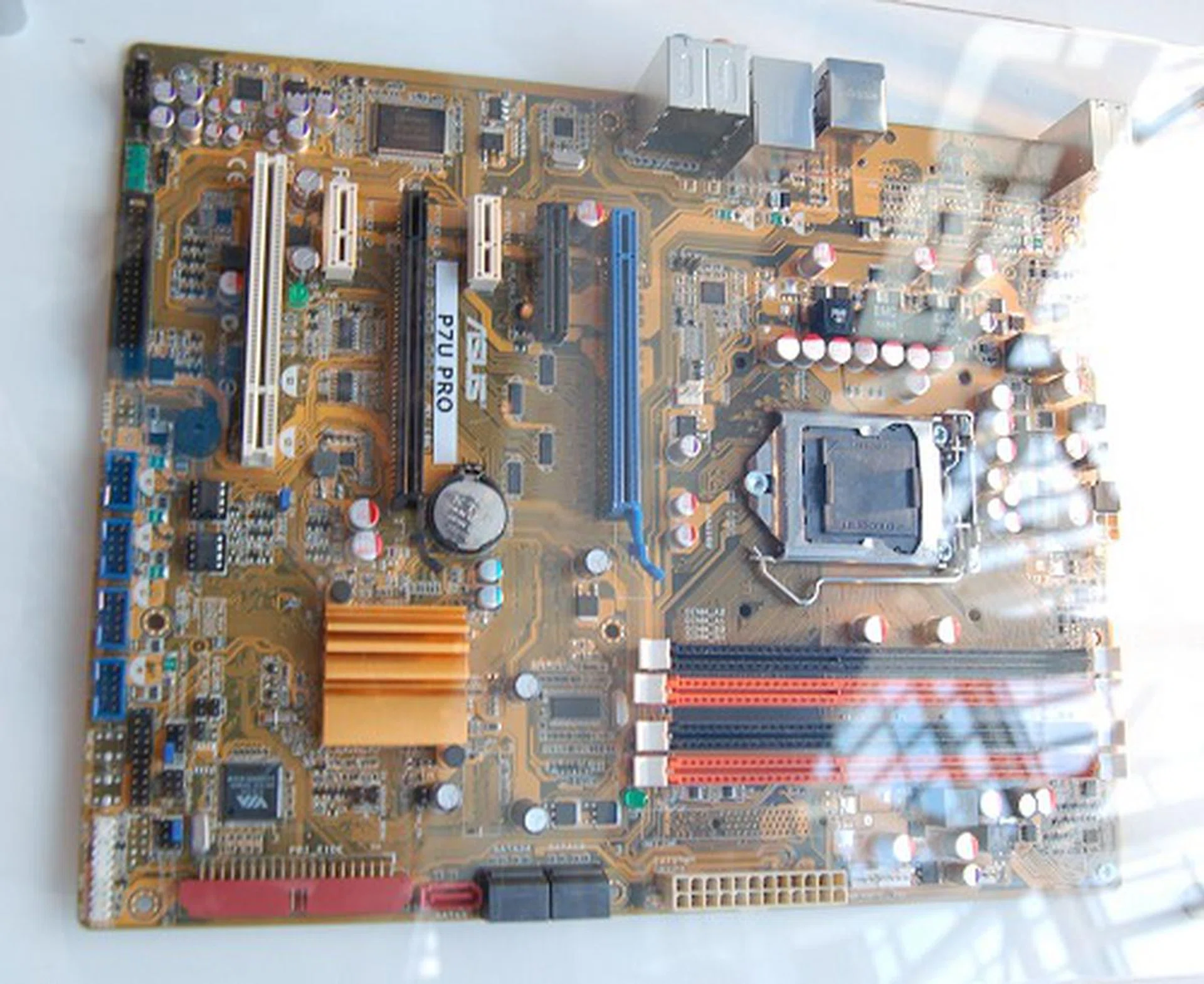  This the ASUS P7U Pro motherboard and it uses the yet unreleased Intel P55 chipset, which will eventually support the unreleased Core i5 processors in the second half of the year. The rear-I/O looks quite empty and may even feature some form of extreme cooling. As you can see from the DIMM configuration, the new CPU will support up to 16GB of dual-channel DDR3 memory.  