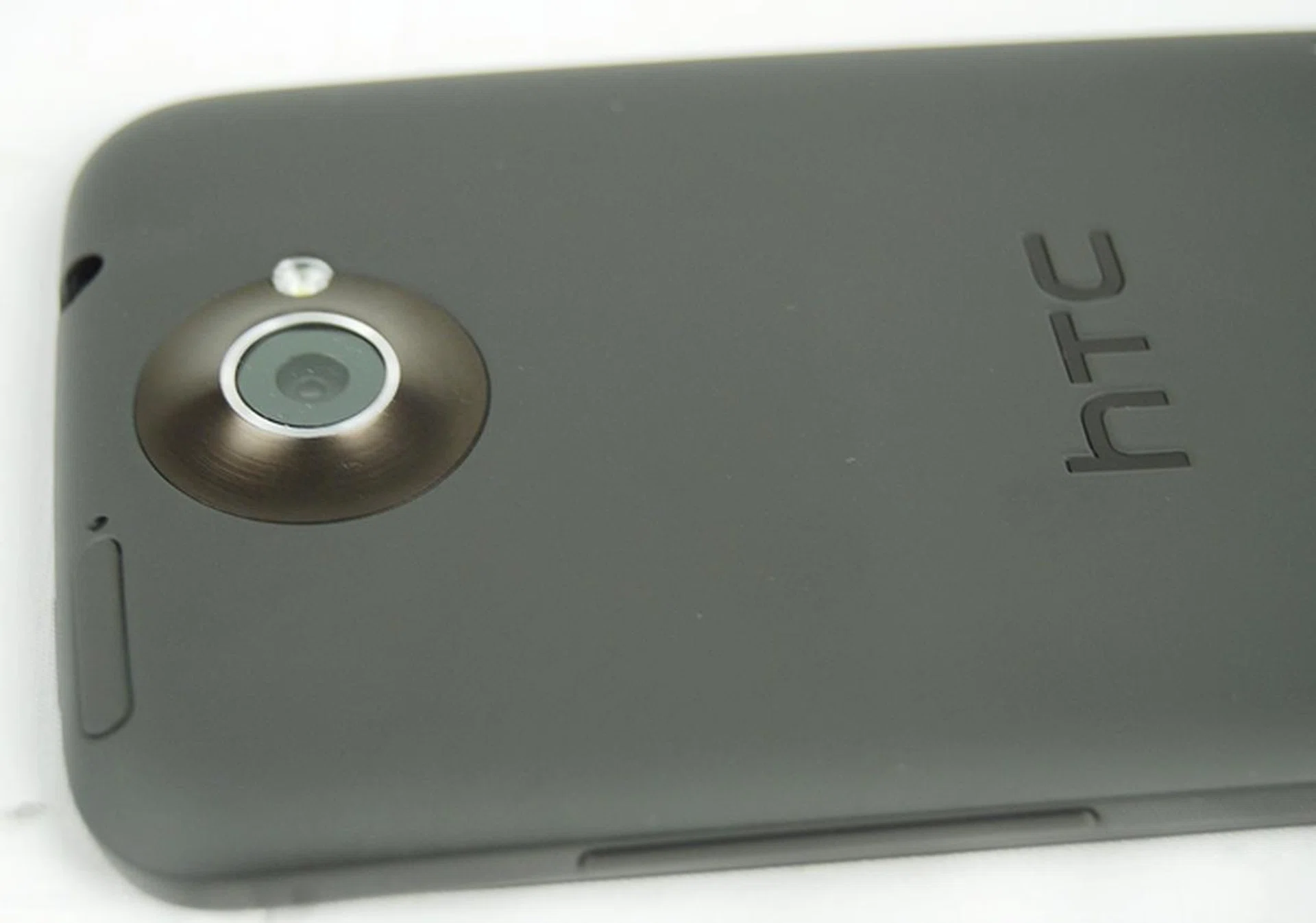 The only gripe we have is the protruding camera module, leaving the lens vulnerable to scratches. 