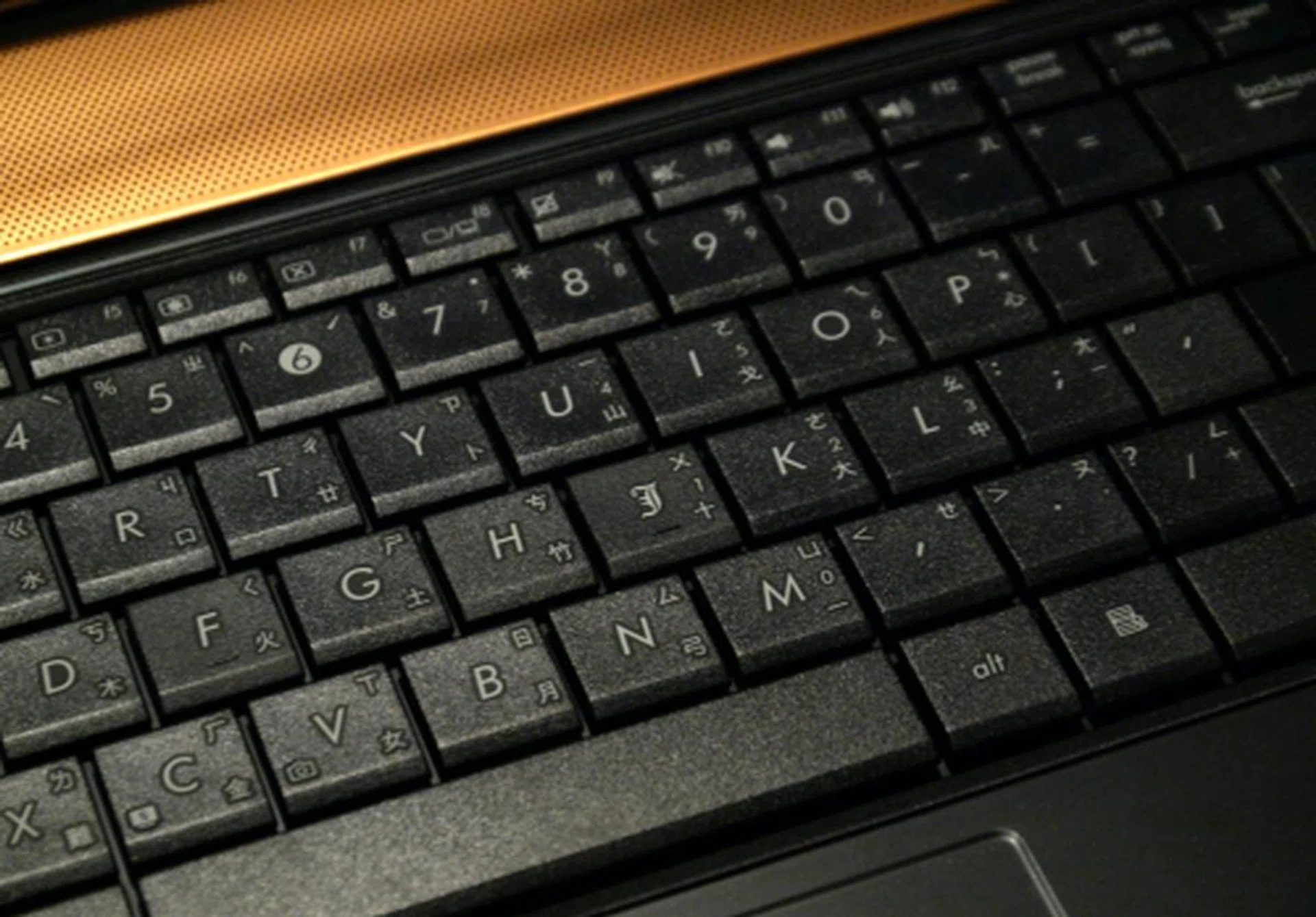 The N43SL will sport gold or red speaker grilles, depending on your choice of colors, as well as Chou's baroque "J" insignia which differentiates itself from the rest of the fonts on the keyboard.