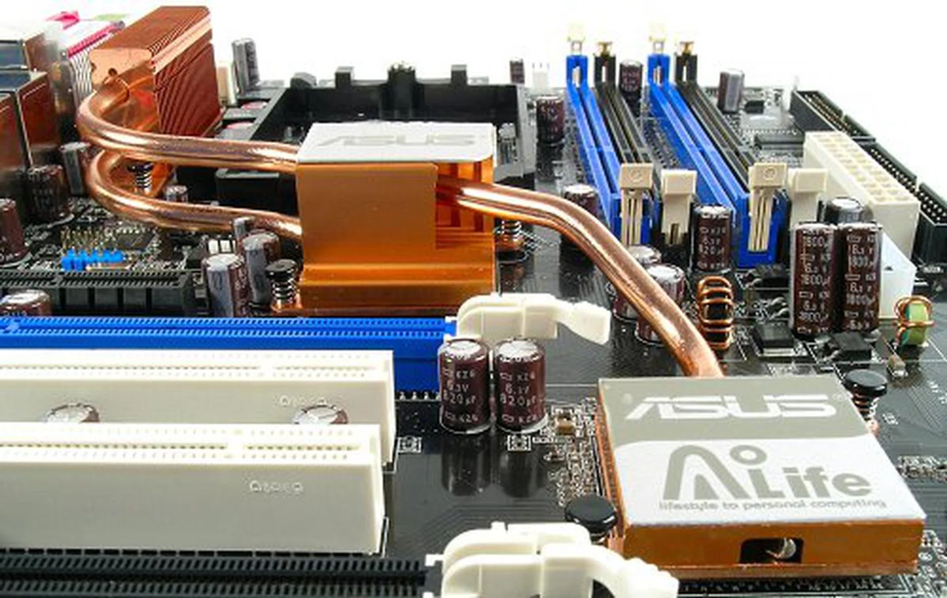 Dedicated heat pipes for each heatsink ensures cooling efficiency.
