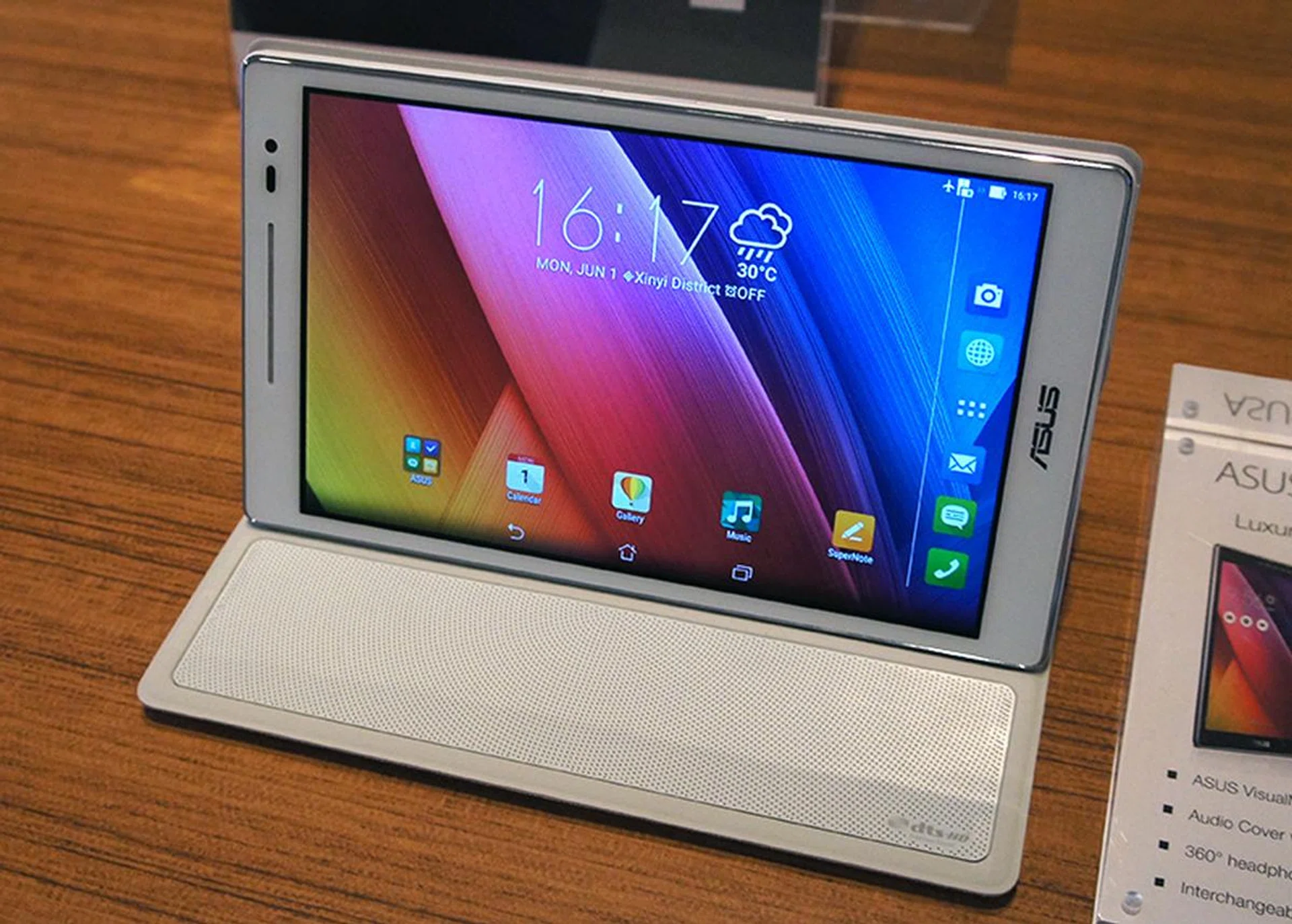 Here is the ZenPad 8.0 with the optional Audio Cover. The cover doubles up as a stand and boasts six speakers for a better music listening and movie watching experience.