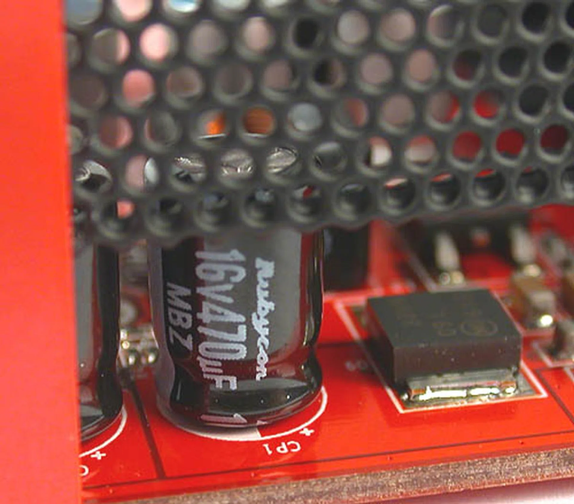While the reference Radeon X1950 PRO favored solid capacitors, the Gainward has a mix of solid and Rubycon capacitors. 