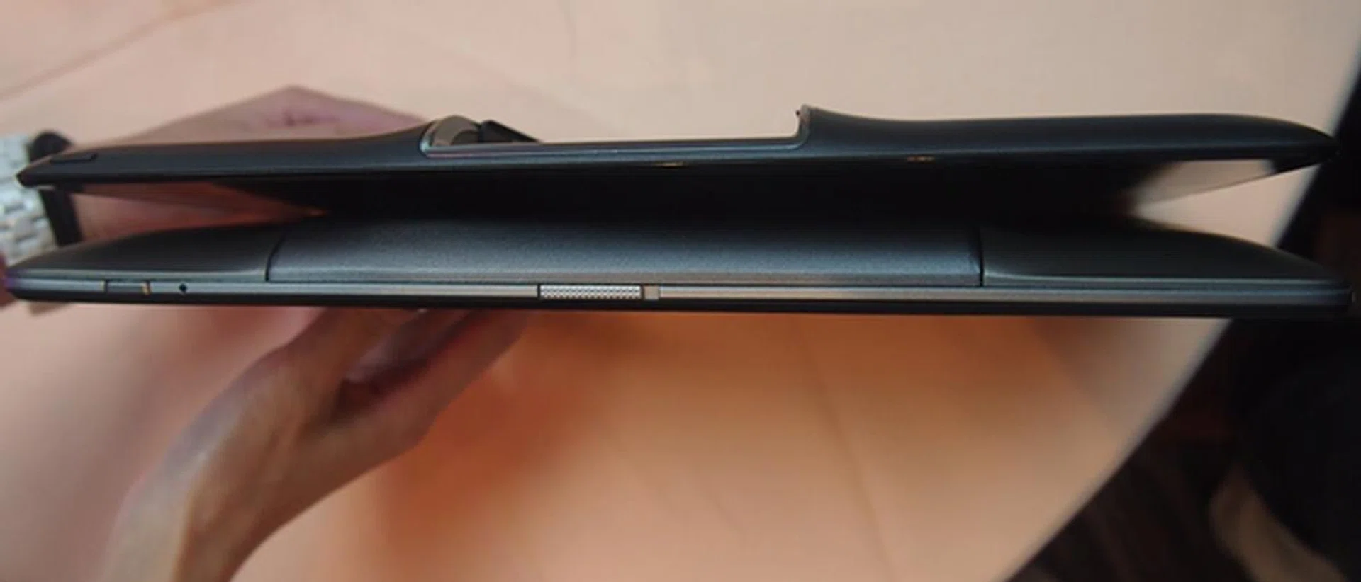We really like the new design of the PadFone 2 Station. It is slimmer and lighter, making it a perfect match for the PadFone 2.