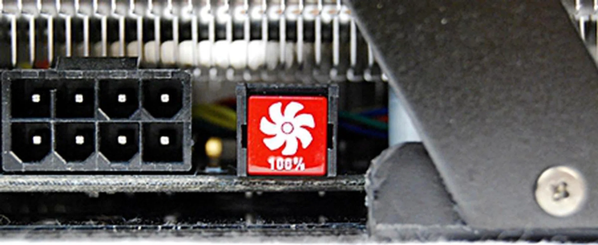 Pressing the red button will make the fans operate at full speeds, overriding any software settings as well as the auto PWM controlled settings.