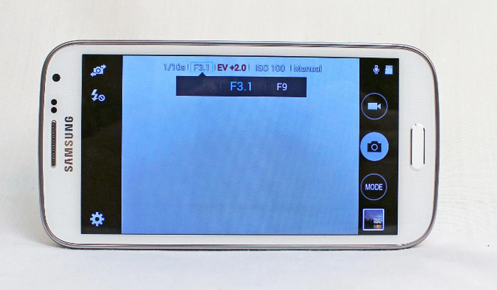 Manual mode is more streamlined in the Galaxy K Zoom. All you need to do is tap the variable you want to adjust, i.e. shutter speed or aperture size.