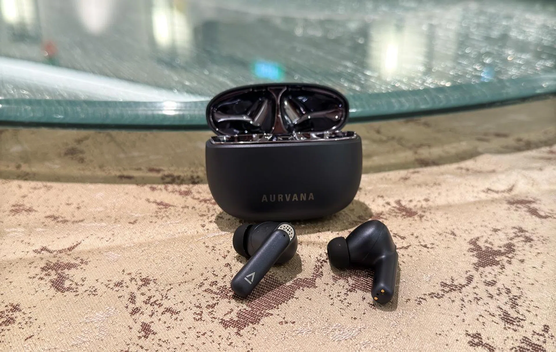 The stem design offers an easy way to hold onto and control the earbuds. Photo: HWZ.
