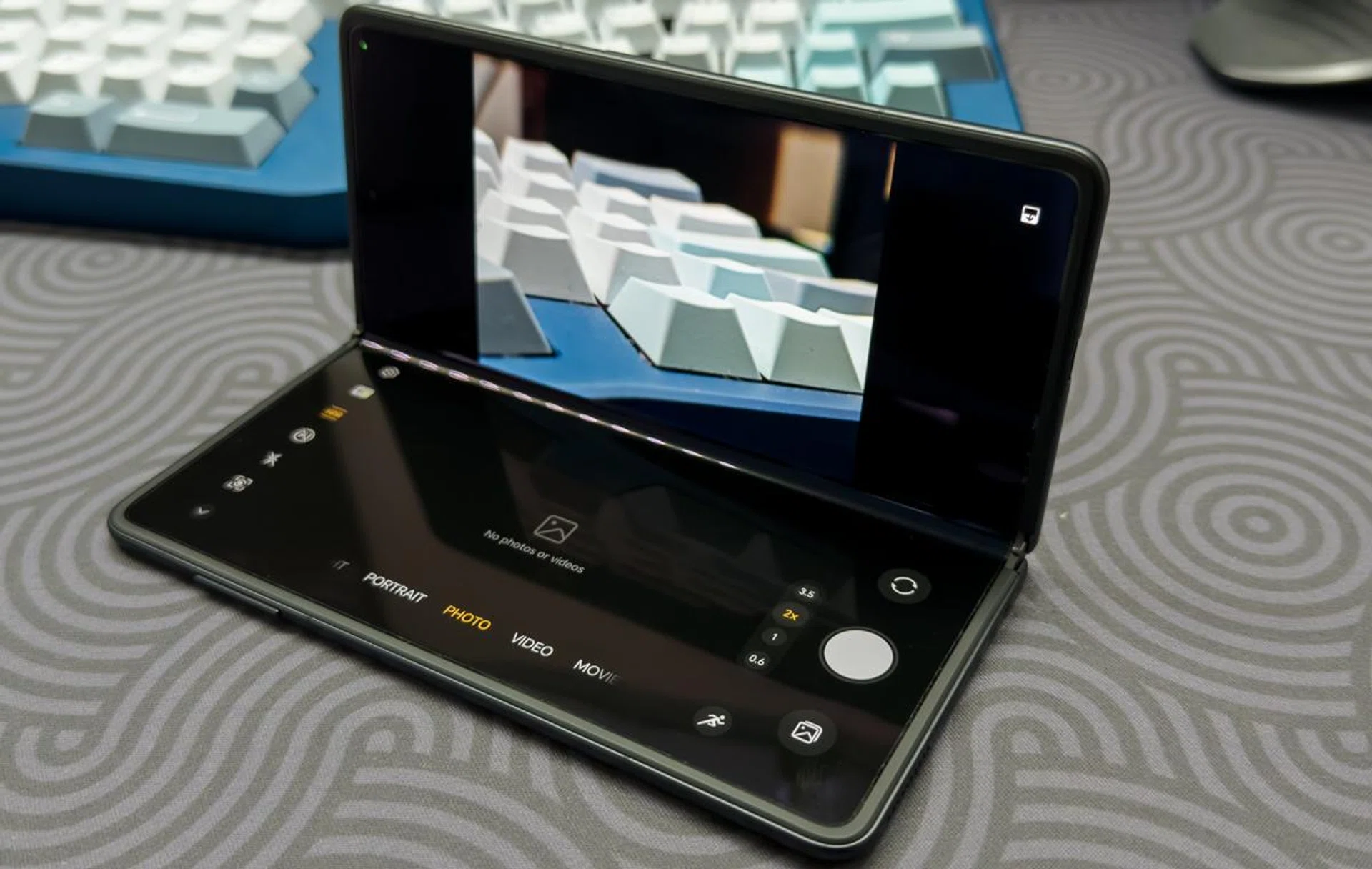 Easy to prop up for photos. Photo: HWZ.