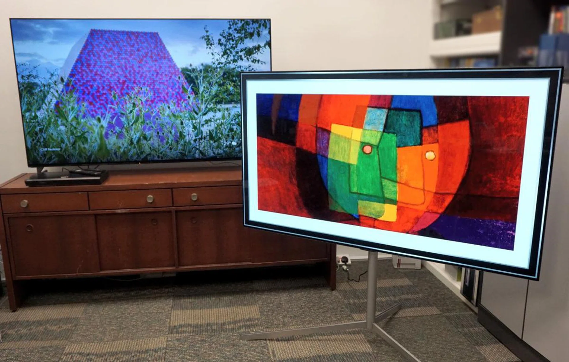 Pitting the Sony Bravia XR A90J Master Series (left) and the LG G1 Gallery OLED Evo (right).