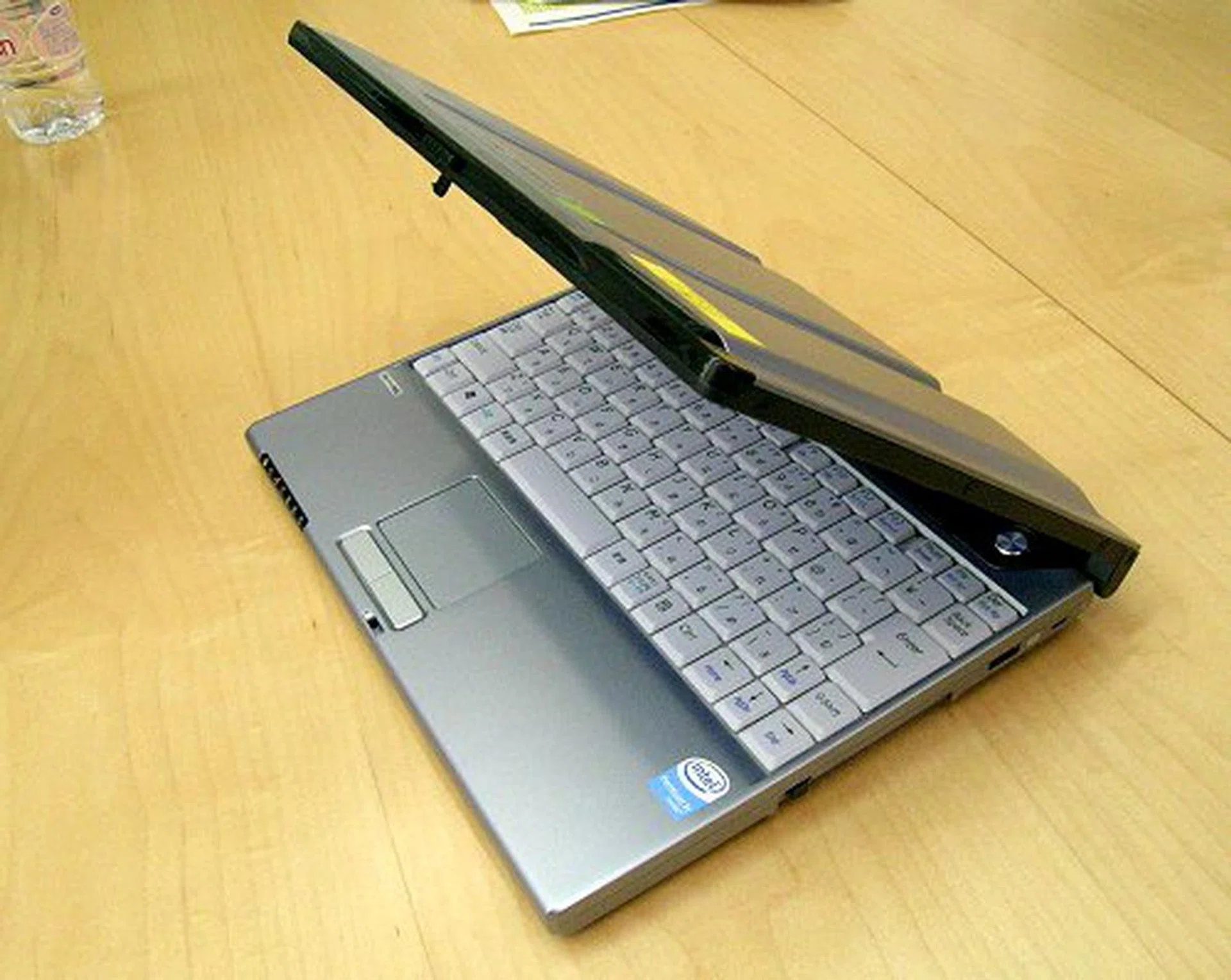 XGA 1024x768 screen, WiFi and VPN network access, weighs only 1kg and a single battery charge lasts 6-7 hours. Disregard the Pentium M logo for now as this is a working prototype only.