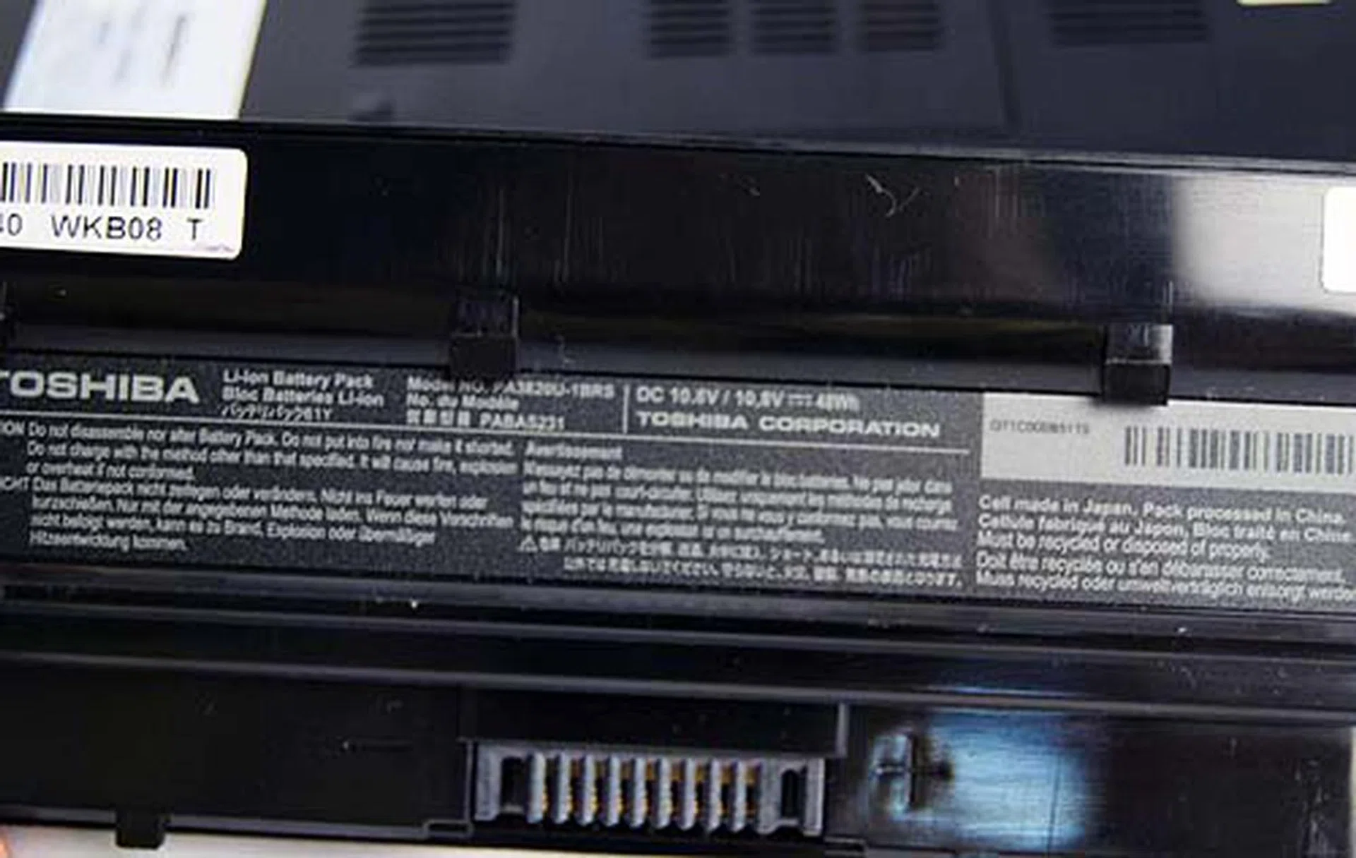 Both netbooks use the same battery, a 6-cell Li-ion with a capacity of 10.8V, and about ~4400mAh.