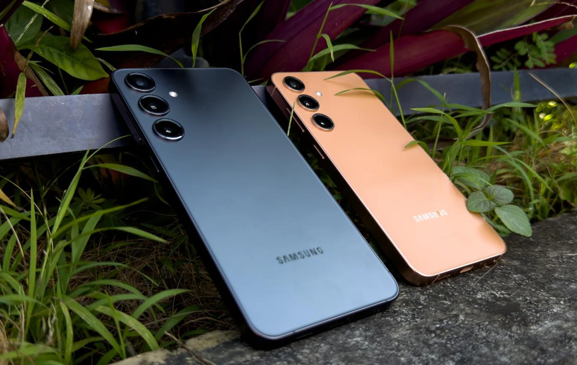 Left to right: Samsung Galaxy S24+, Samsung Galaxy S24.