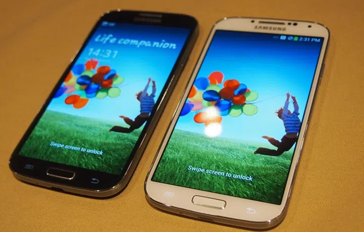 The Samsung Galaxy S4 is available in two colors: black mist and white frost.