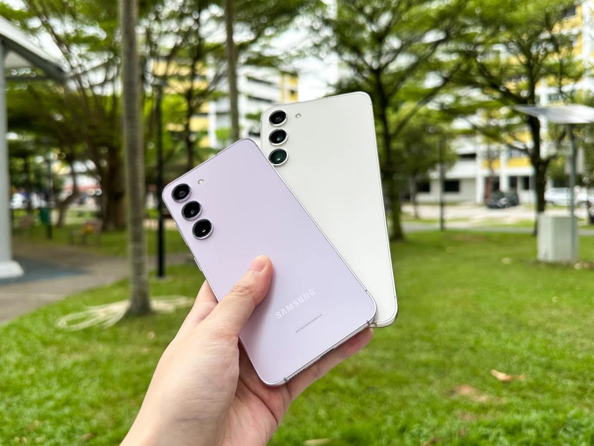 Samsung Galaxy S23 (Lavender, left), Samsung Galaxy S23+ (Cream, right).