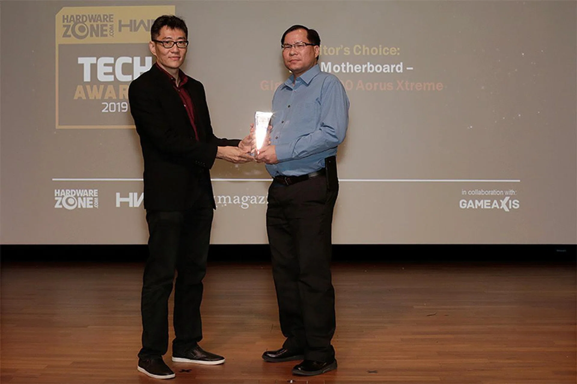 Gigabyte's Z390 Aorus Xtreme is the winner of our Editor's Choice for Best Motherboard. Receiving the award here is Mr. Andrew Cheong from CDL Trading Pte Ltd., the distributor for Gigabyte components in Singapore.