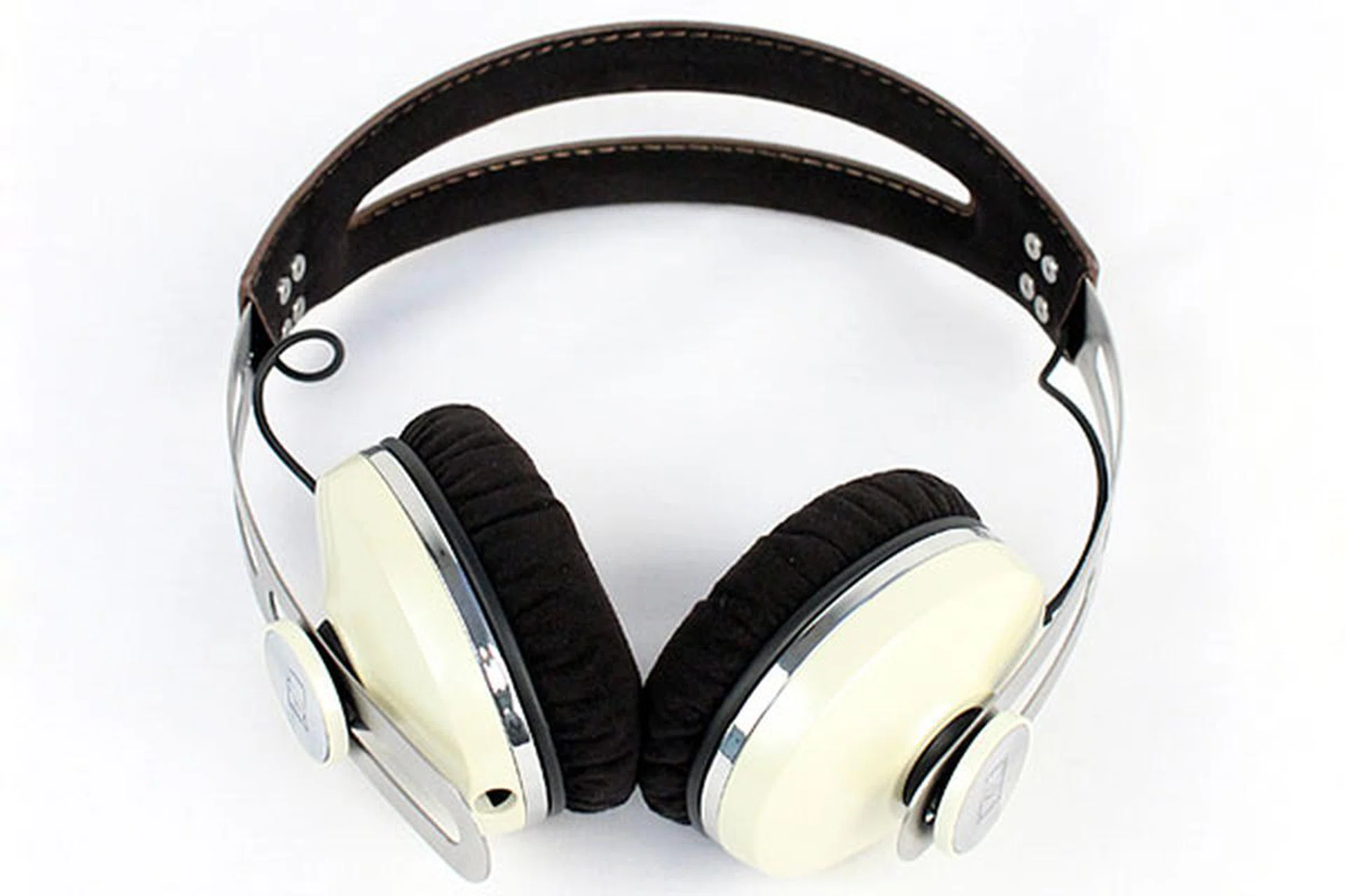 The Momentum headphones from Sennheiser now come in an On-Ear version for fans of the supra-aural wearing style.