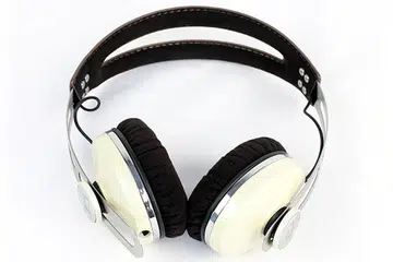 The Momentum headphones from Sennheiser now come in an On-Ear version for fans of the supra-aural wearing style.