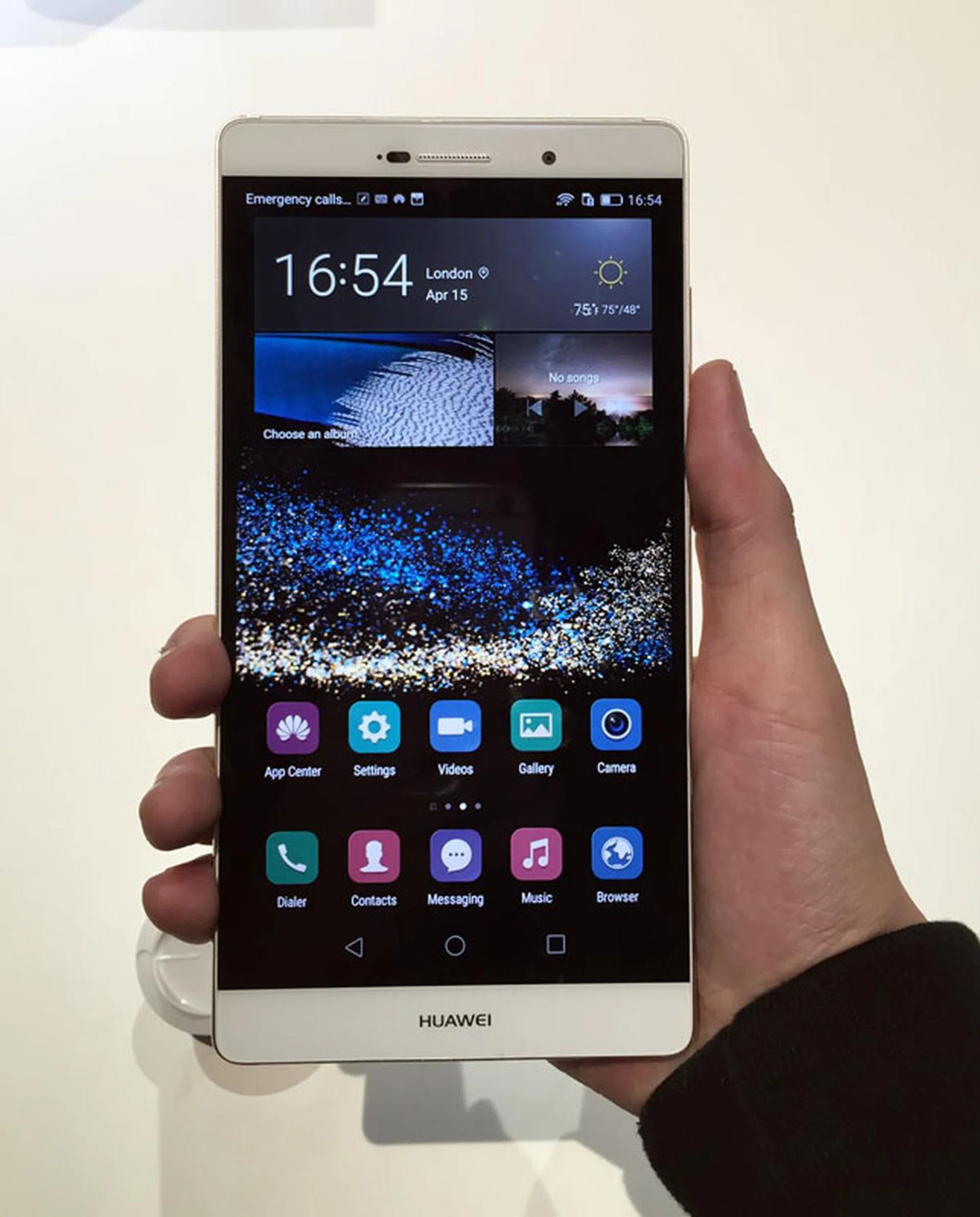 The P8 Max is huge, but thanks to those razor thin bezels, it boasts a whopping 83 percent screen-to-body ratio!