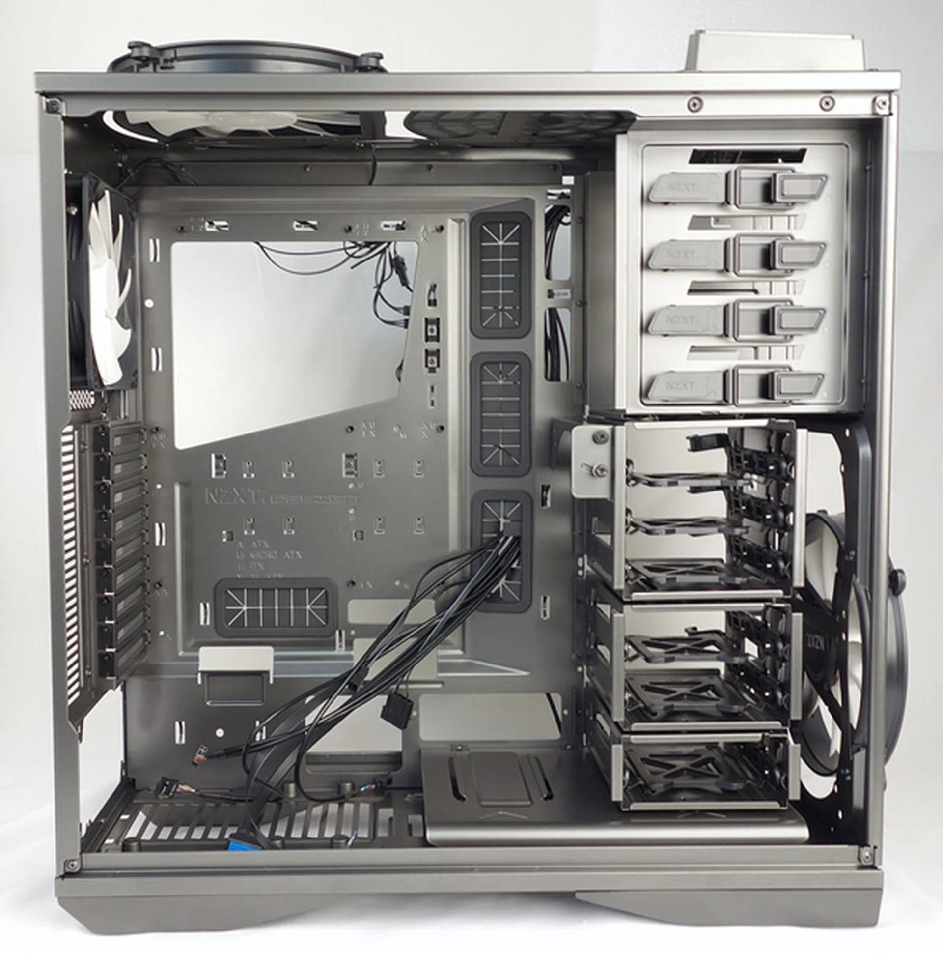 The interior room is spacious and it is able to accommodate XL-ATX boards and graphics cards with a maximum length of 325mm, or 12.7-inch (and even longer if you give up one of the drive cages).