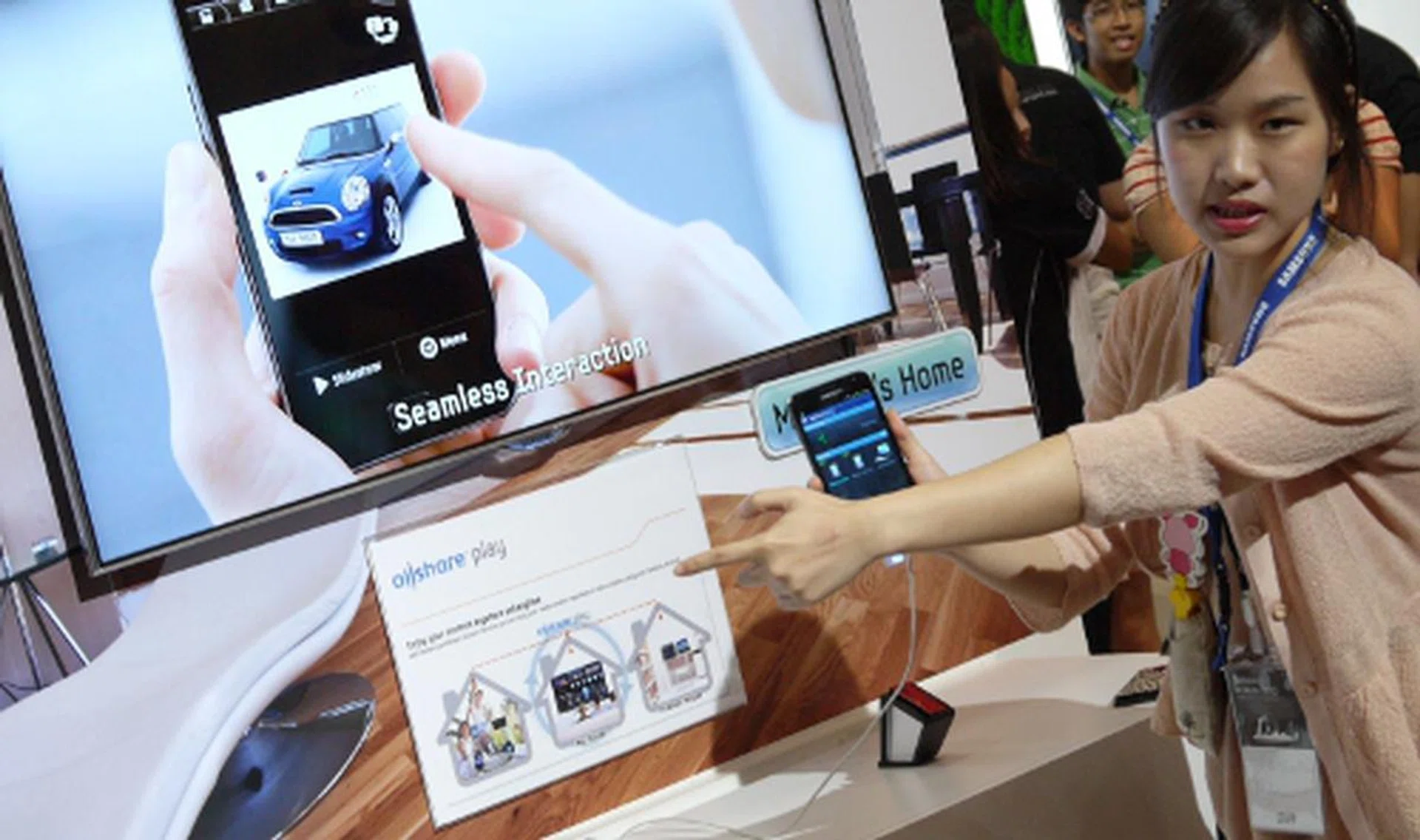 We were given a demonstration on how Samsung's refreshed AllShare Play feature works. Essentially, this DLNA-based function enables users to share content between the TV and compatible Samsung mobile devices.