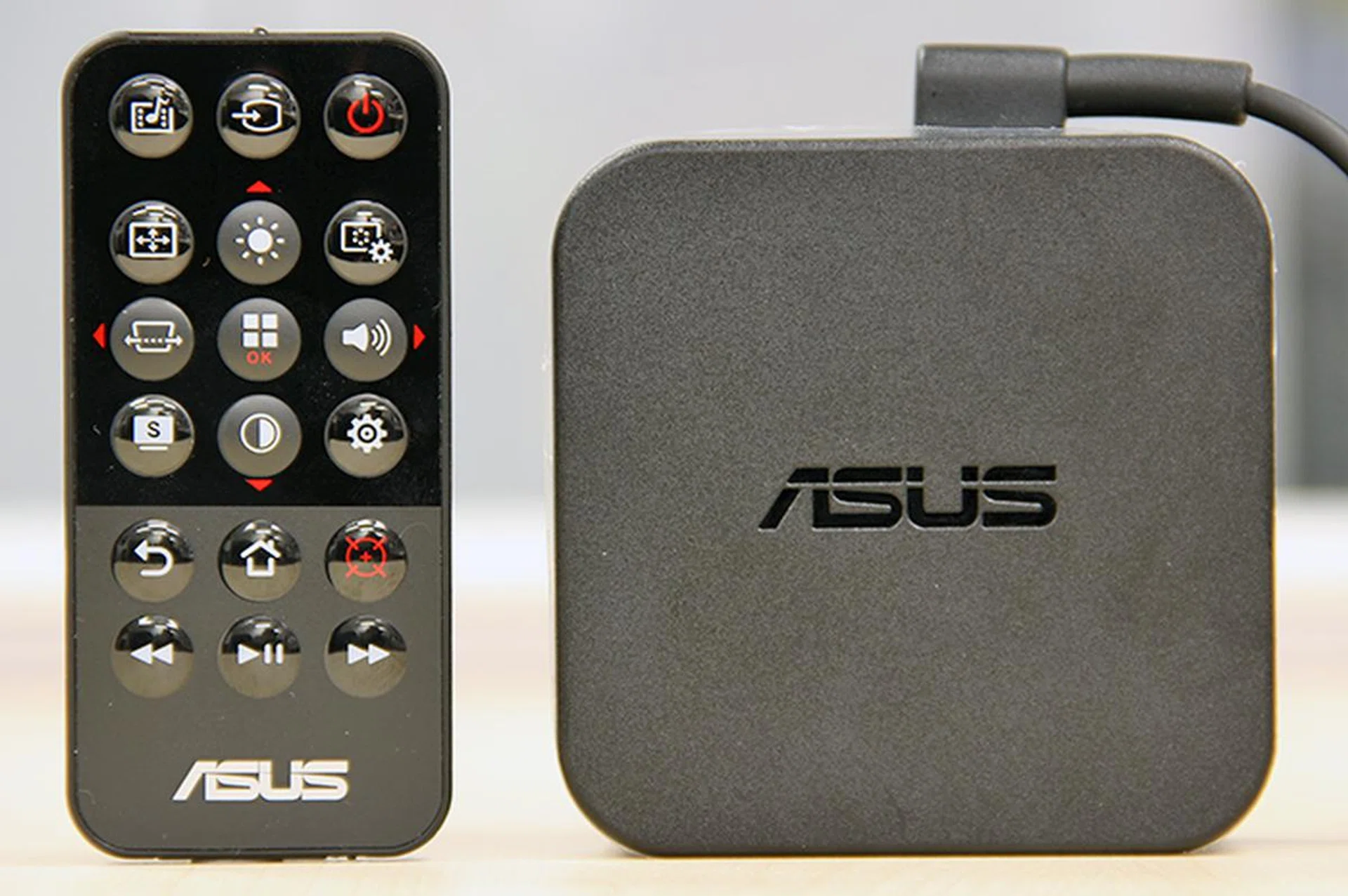 The round-rect power adapter will come in handy for long presentations.