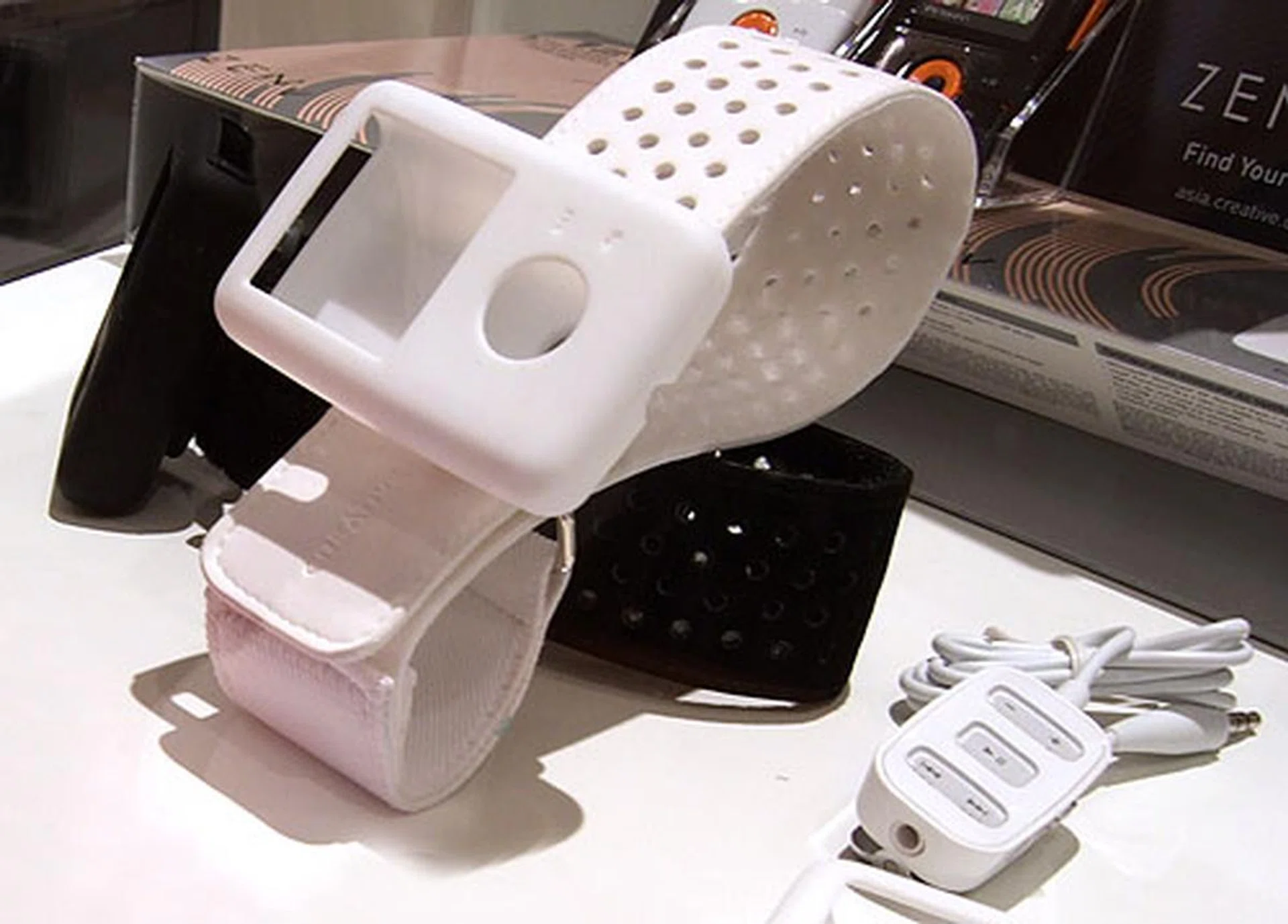 ZEN V accessories: an armband and a remote.