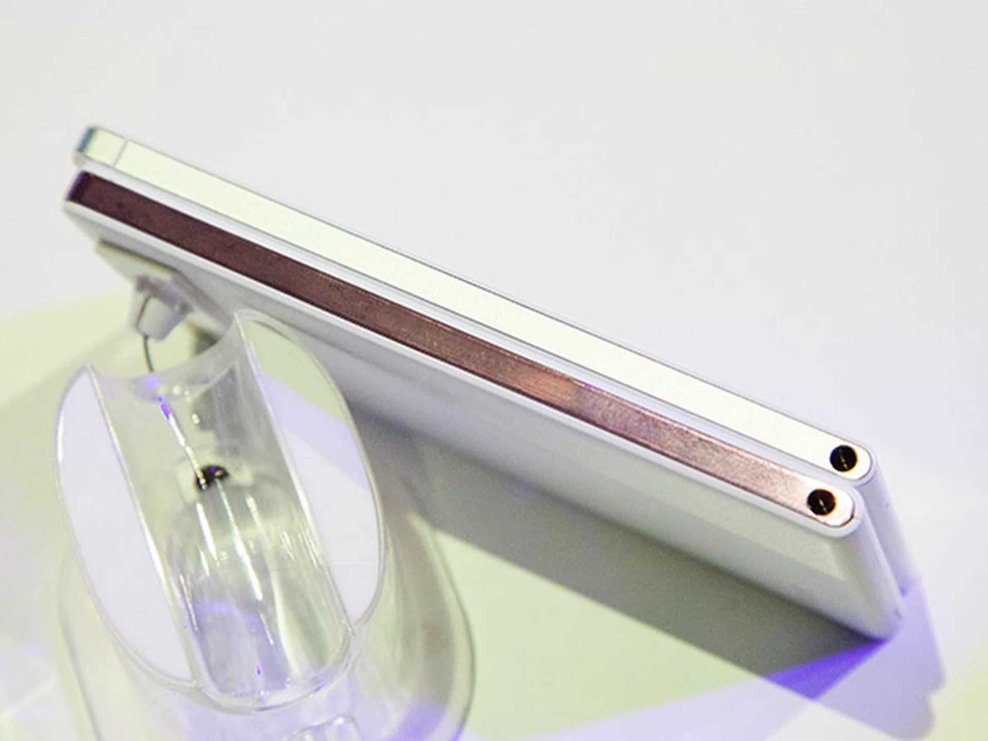 The audio jack on the Ascend G6 4G (bottom) is found on the lower left flank of the smartphone, similar to the Ascend P6 (top).