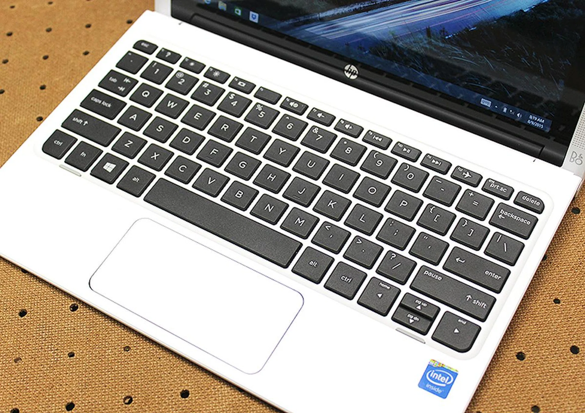 The keyboard, like its rivals', feels cramped and needs getting used to. However, the biggest problem here is that the trackpad is woefully inaccurate and unreliable.