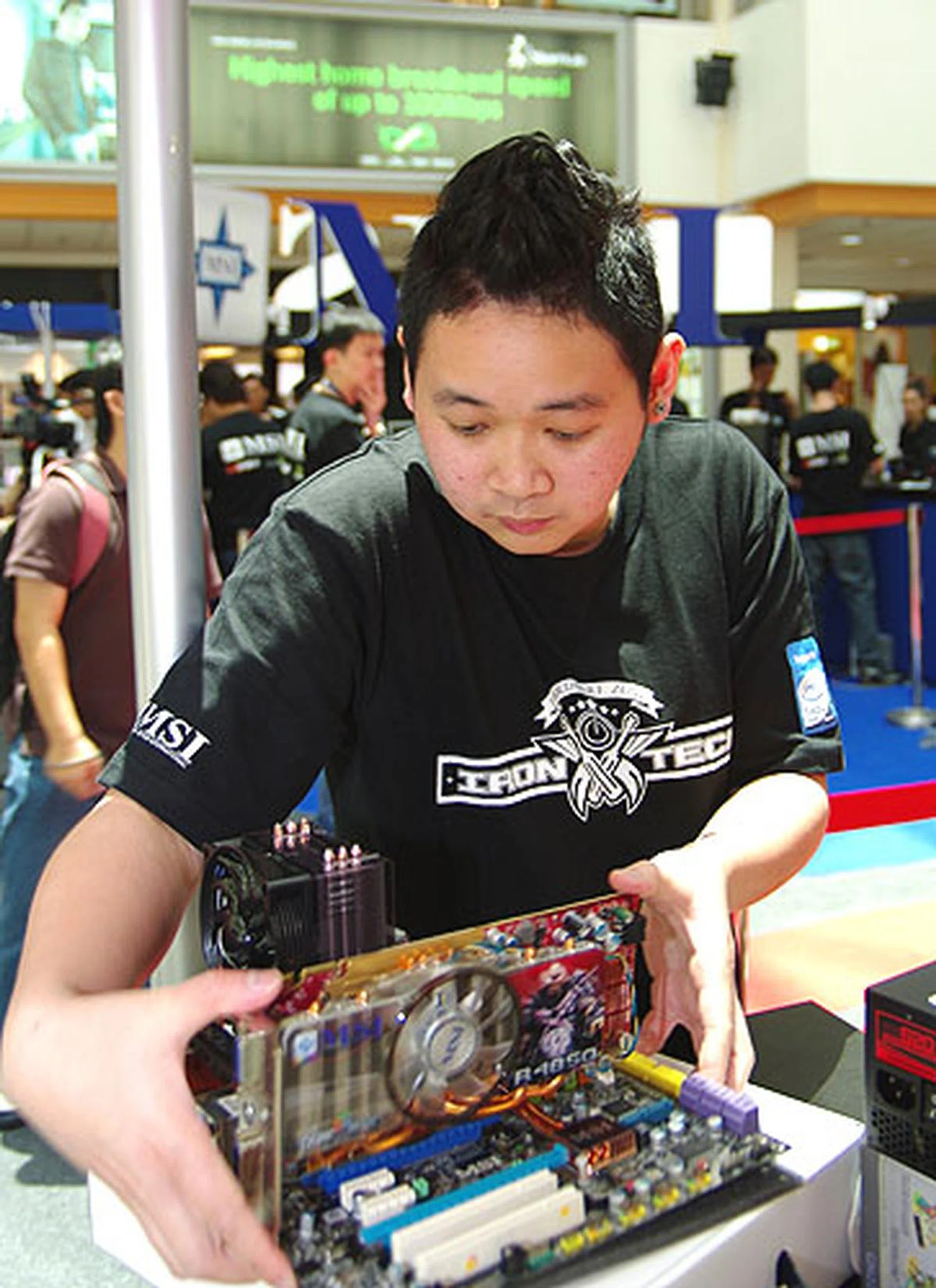  Alex Tan aka Sup3rfly from Malaysia was neat and meticulous in setting up his rig. He was also pretty fast, finishing second in slightly under 6 minutes, which goes to show that you can be both orderly and quick.  