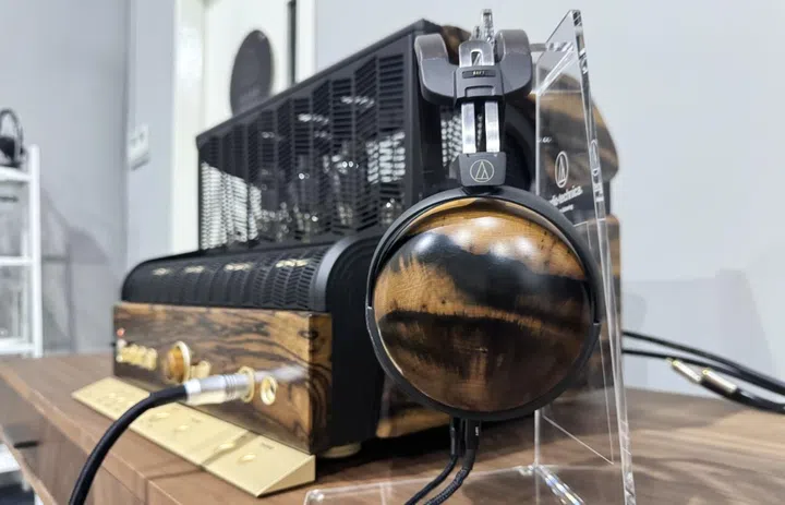 The AW-KG Naru headphone has matching kurogaki wood ear cups.