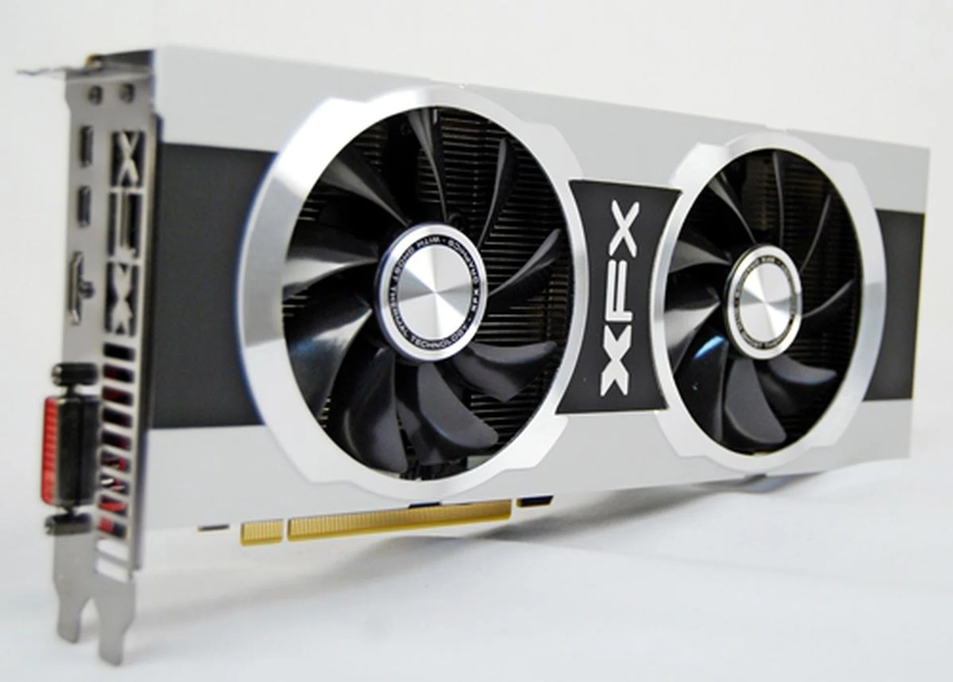 The XFX R7950 Black Edition Double Dissipation has its Tahiti Pro GPU overclocked by 100MHz to 900MHz. Its 3GB of GDDR5 video memory is rated at 5500MHz, an increase of 500MHz from the factory default rate of 5000MHz.