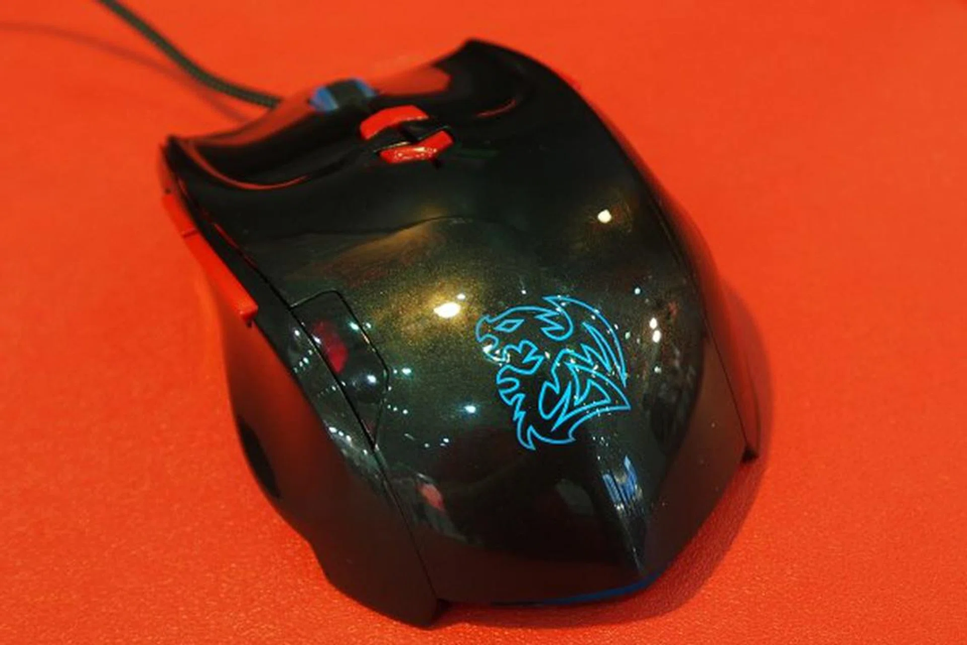 The new Theron Plus has a shiny plastic body that's unfortunately prone to smudges.