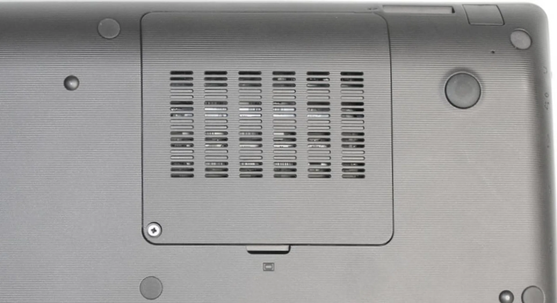The battery on the P50 is non-removable, but there's access to the machine's RAM for easy upgrading (but it turned out to be a little more stubborn than we thought it would be when we actually tried it). 