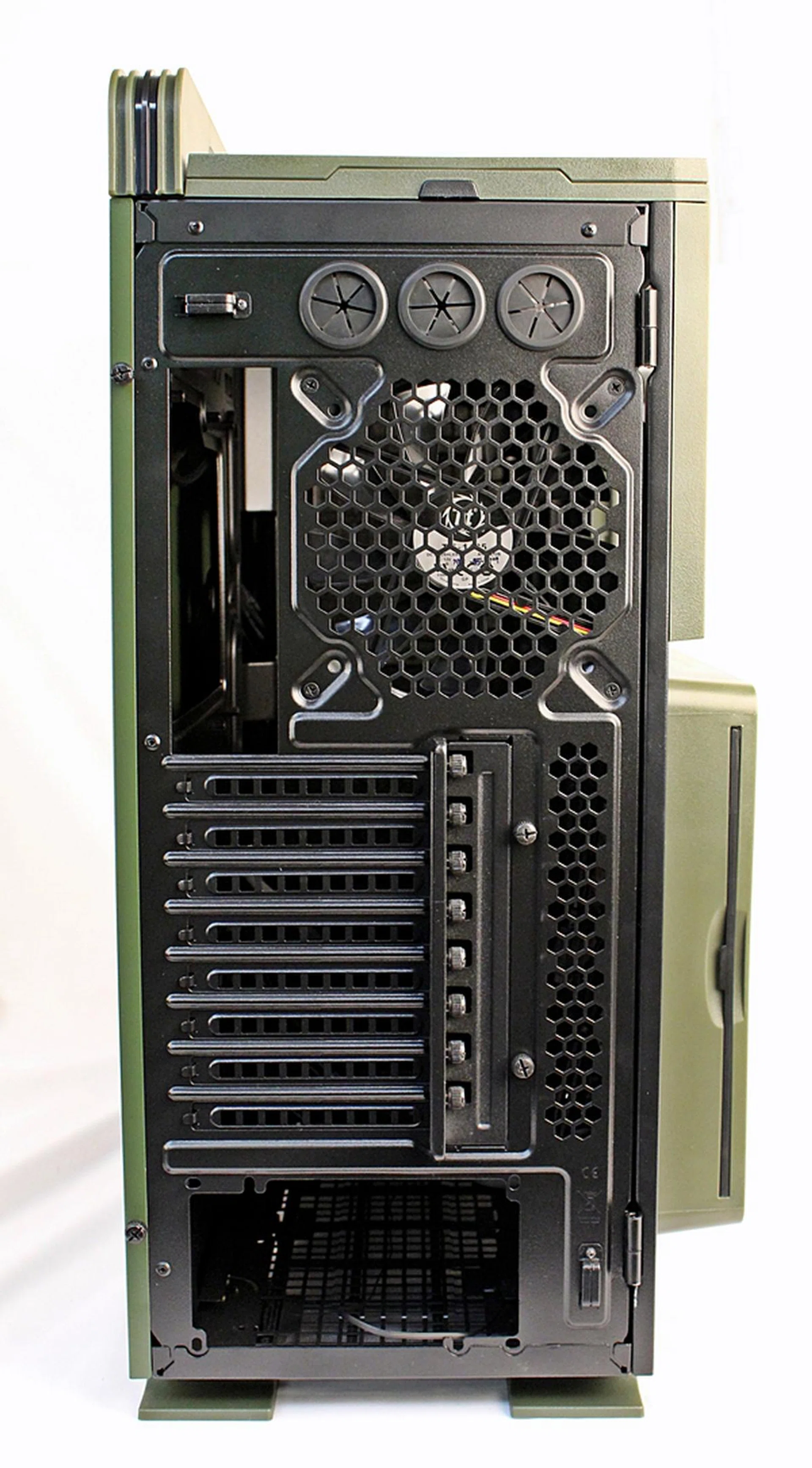 There is a bundled 120mm rear cooling fan. There are a number of vents in the form of hexagon cut-outs.