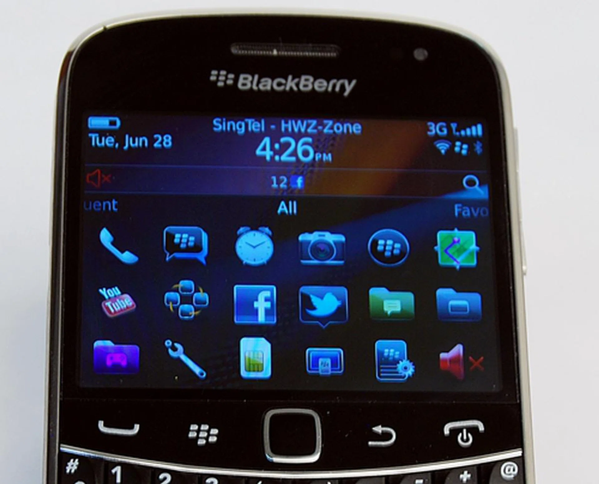 We have to admit one fact - the BlackBerry Bold 9900's display looks very gorgeous with brilliant colors. It not only looks good but is indeed a joy for touch-based navigation.