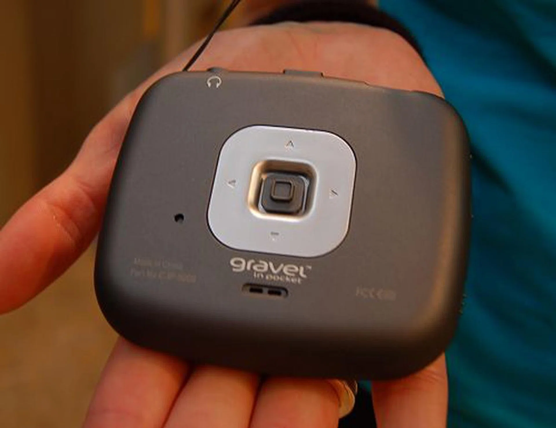  What's unique to this PMP that we've not encountered from other rivals is its unique GUI and rear joystick for single-handed navigation. Might take a little getting used to, but its really neat. There's practically no other buttons (apart from the CommodoreWorld direct-connect) to control this little player.  