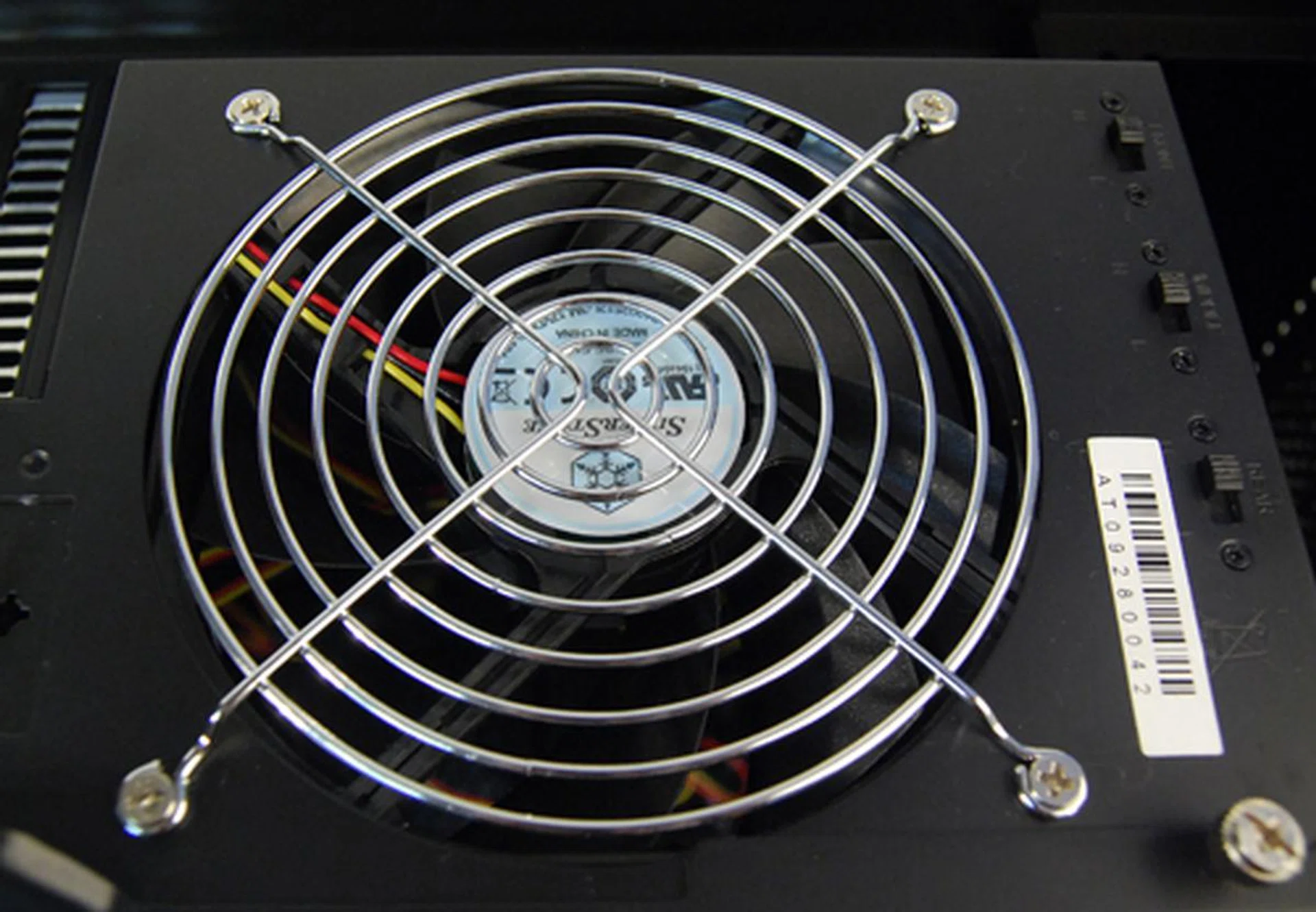 This is the 120mm exhaust fan that is located at the top of the casing. Beside it are the fan speed selectors which control the intake fans. Oddly, the exhaust fan doesn't have its own fan speed selector.