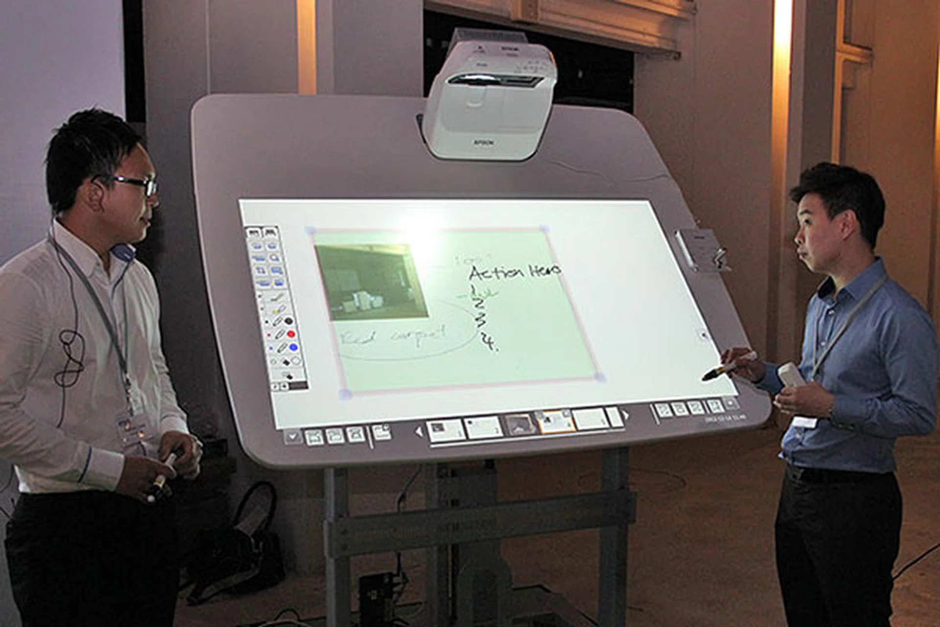 One of the features for EB-1410Wi is dual-pen capability that allows two users to write on the projected image at the same time.