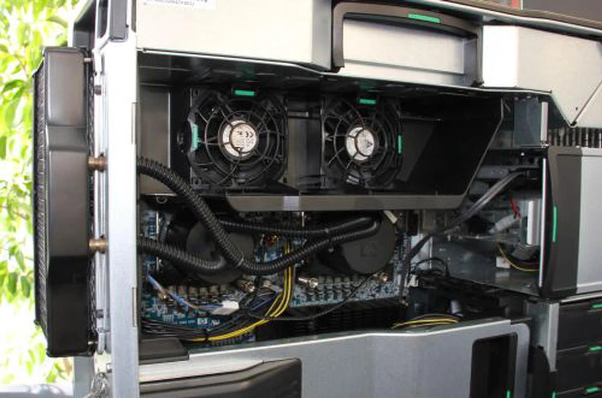 For businesses who want a quieter workstation, HP also offers the option of watercooling the processors within their Z series machines.