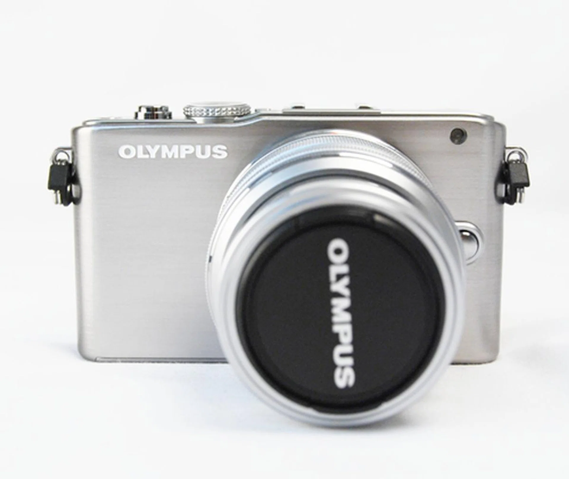 Classy is its middle name. Meet the Olympus PEN E-PL3, a classic looking version of the high profile E-P3 cousin.