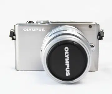 Classy is its middle name. Meet the Olympus PEN E-PL3, a classic looking version of the high profile E-P3 cousin.