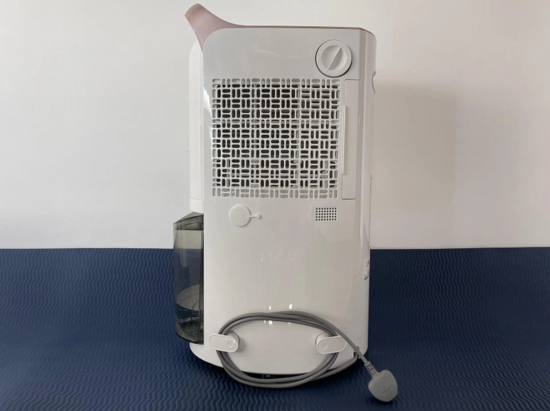 The power plug handle part helps to keep the power cable organised when the LG dehumidifier is not in use.