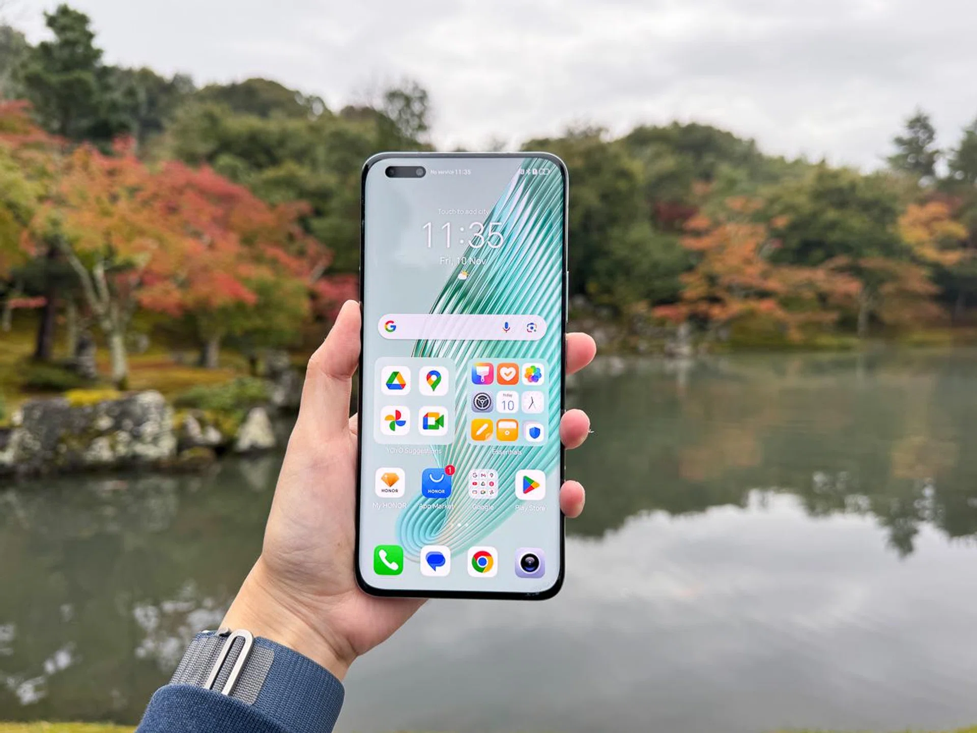 Honor Magic5 Pro display.