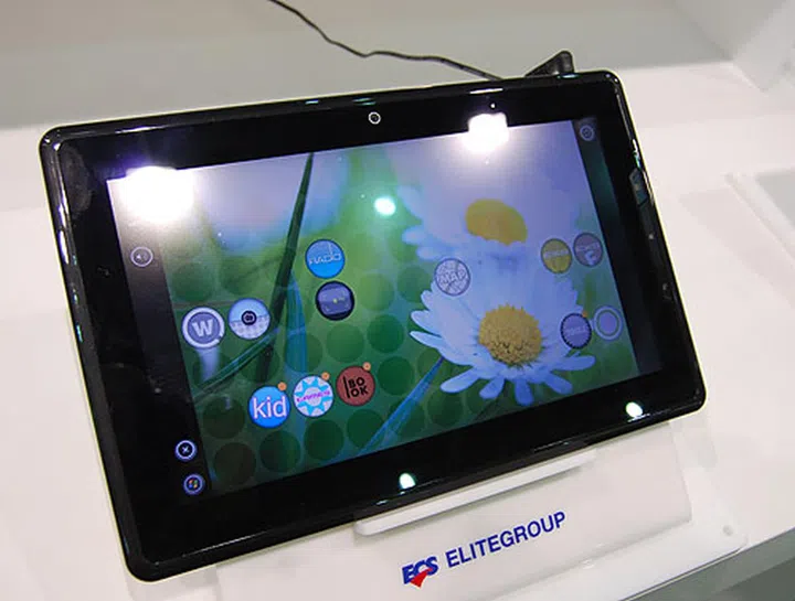 The 10.1-inch 1366 x 768, ECS tablet here uses the Oak Trail, Atom Lincroft Z670 processor that Intel announced previously, with options for up to three different OS, Windows, Android and MeeGo. It means it could be using an x86 port of Android. Battery life is rated at under 6 hours, and it weighs 750g, which is similar to many tablets.