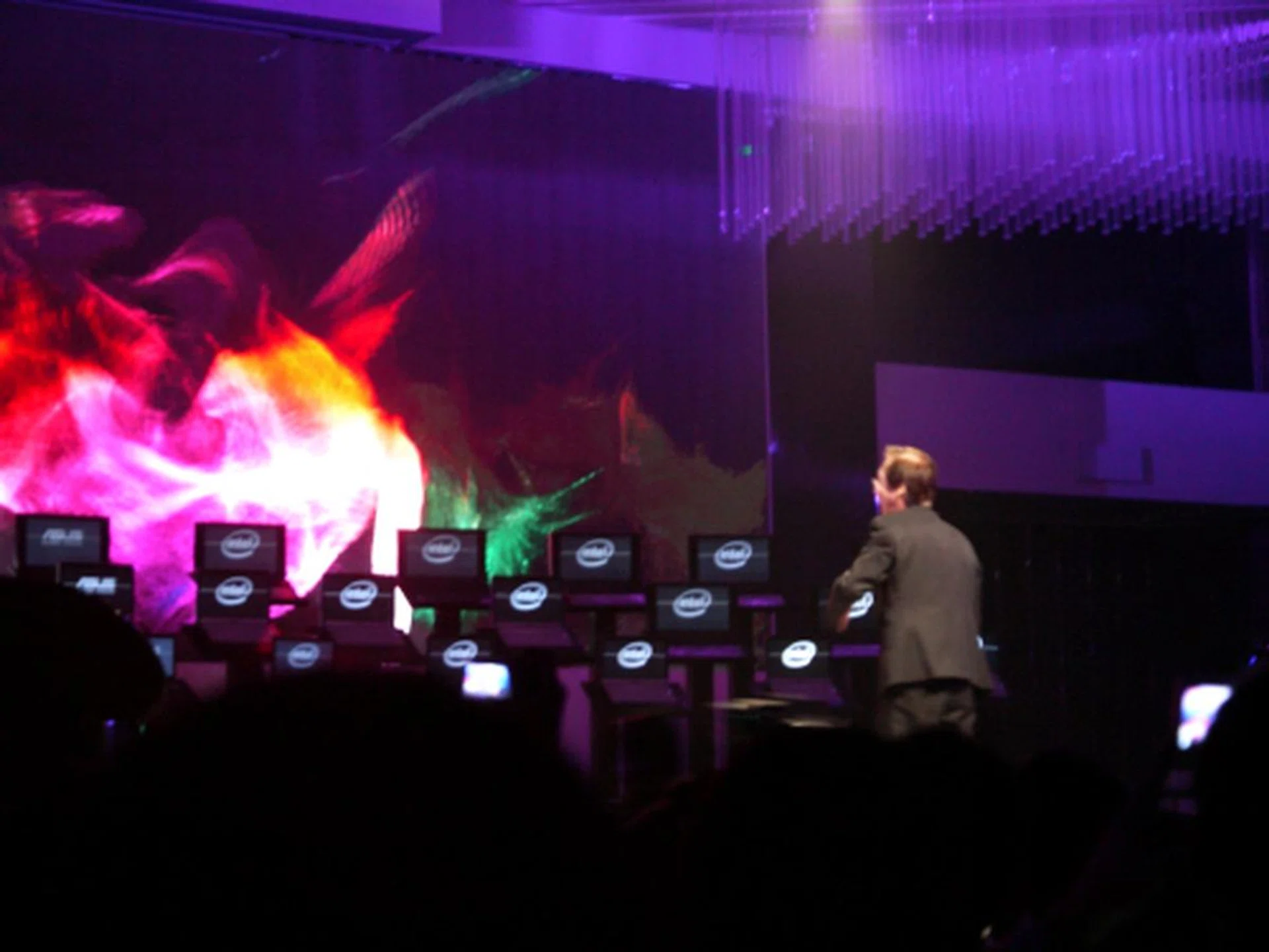 Seems like ASUS Chairman Jonney Shih has quite a flair for the musical kind. Besides tackling huge corporate decisions, he also has a knack for conducting symphonies such as those formed by an ensemble of notebooks.