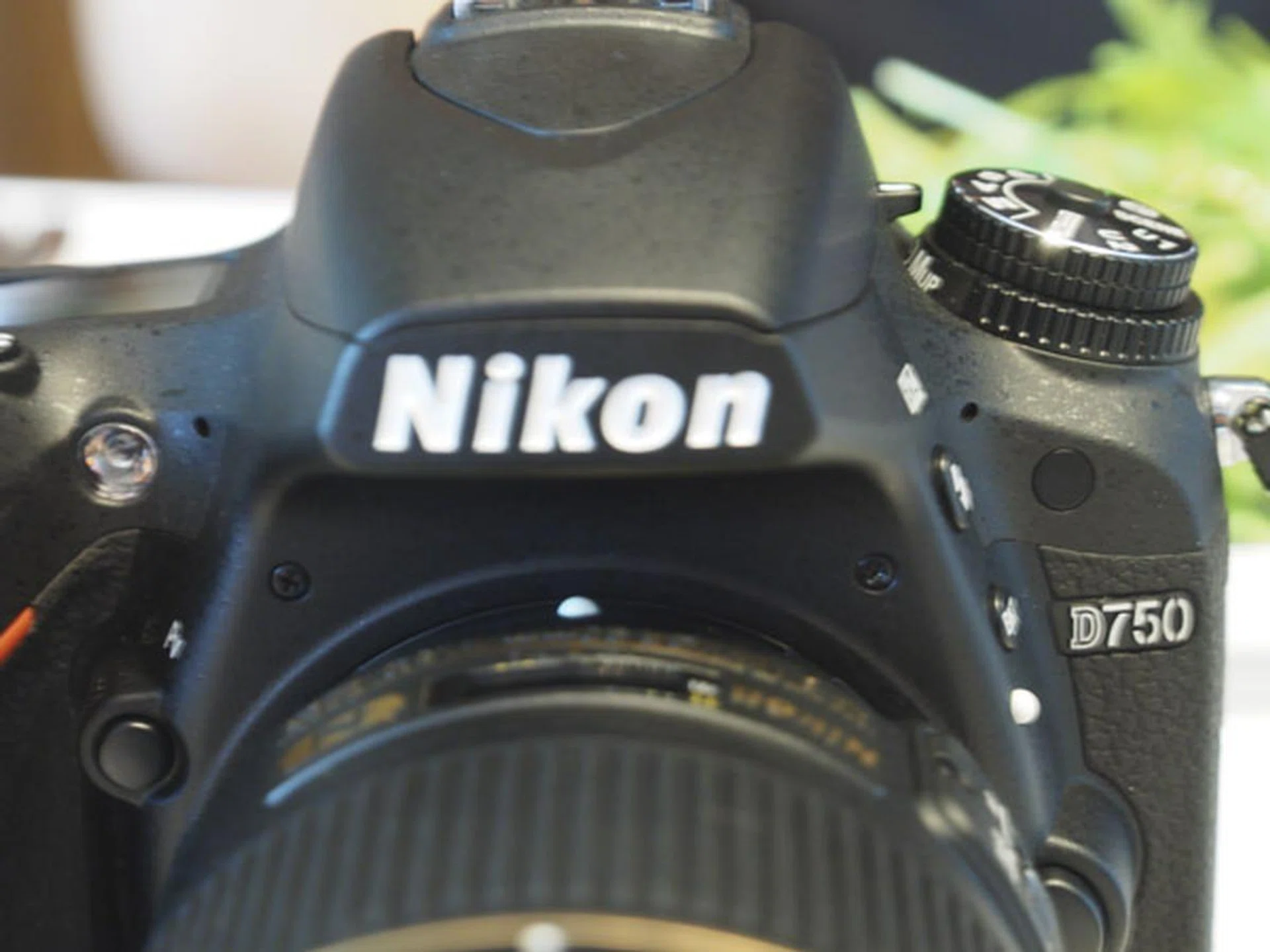 Like the D810, the D750 features stereo mics, with one on each side of the pop-up flash.