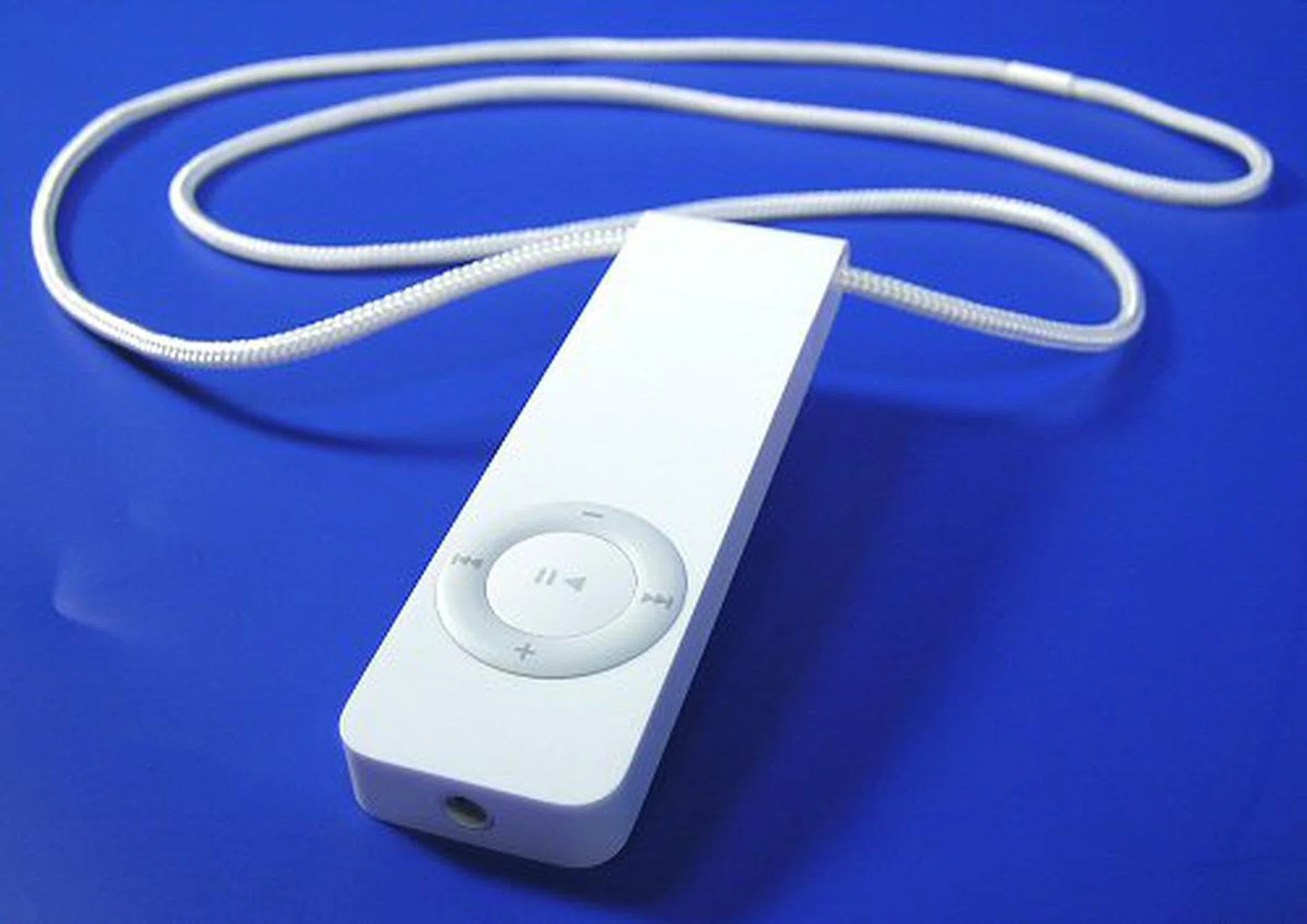 And being one of the slimmest and smallest portable audio device of the time, we couldn't resist bringing the iPod Shuffle in for a review.