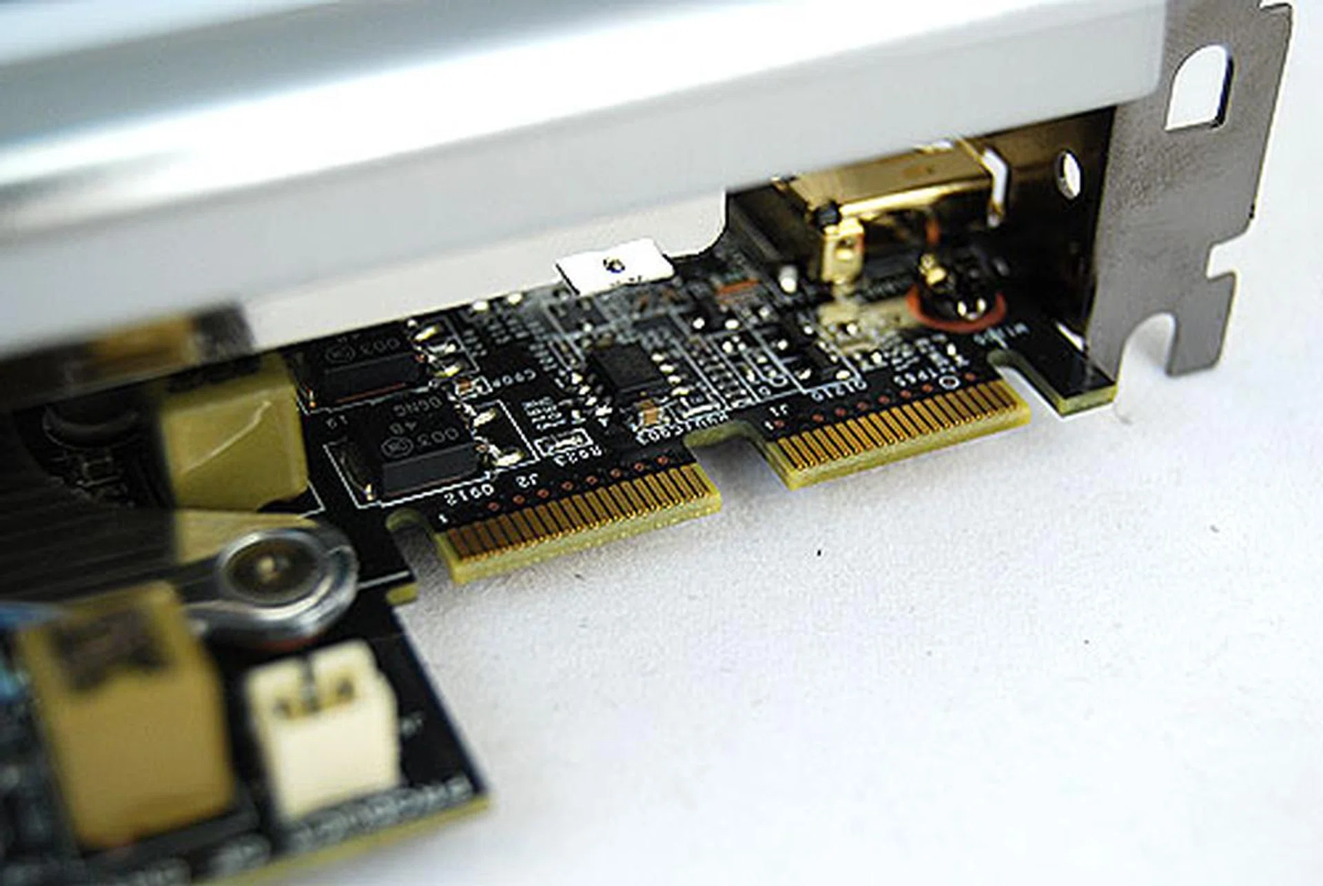 Twin CrossFireX connectors means you can hook the MSI R5870 Lightning up with three other Radeon HD 5870 cards for some out of this world performance.