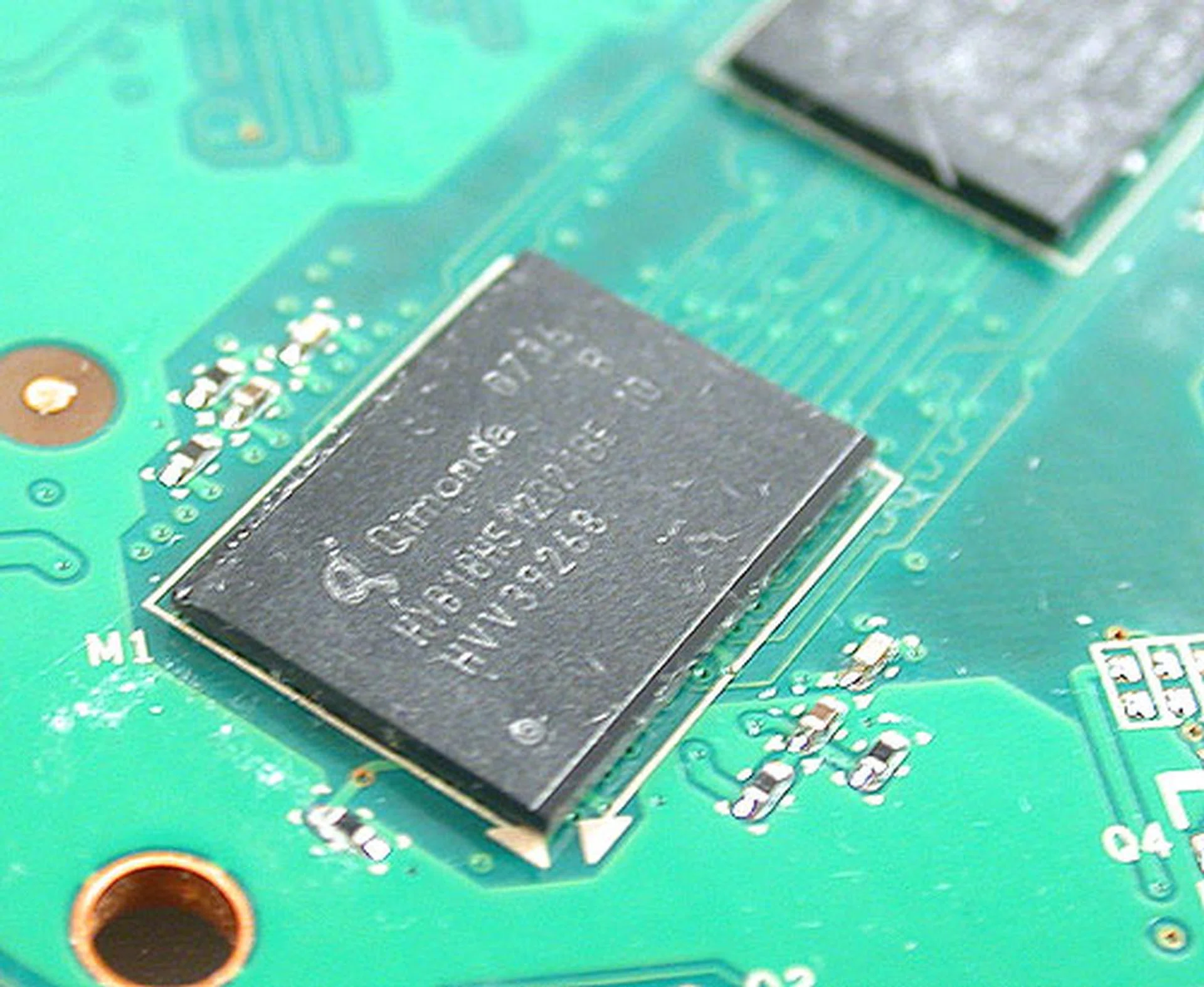 1.0ns DDR3 memory chips from Qimonda are found on our reference card. 