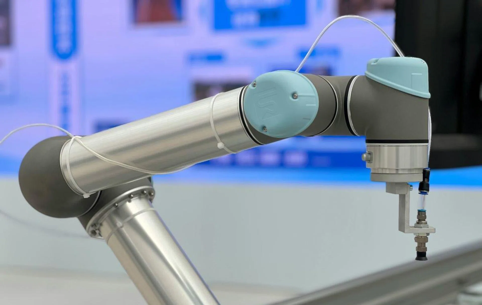 5G offers ultra-low latency, high-speed connectivity, which may be more suitable than Wi-Fi for dense IoT environments like smart factories to control robotics. Photo: Pexels.